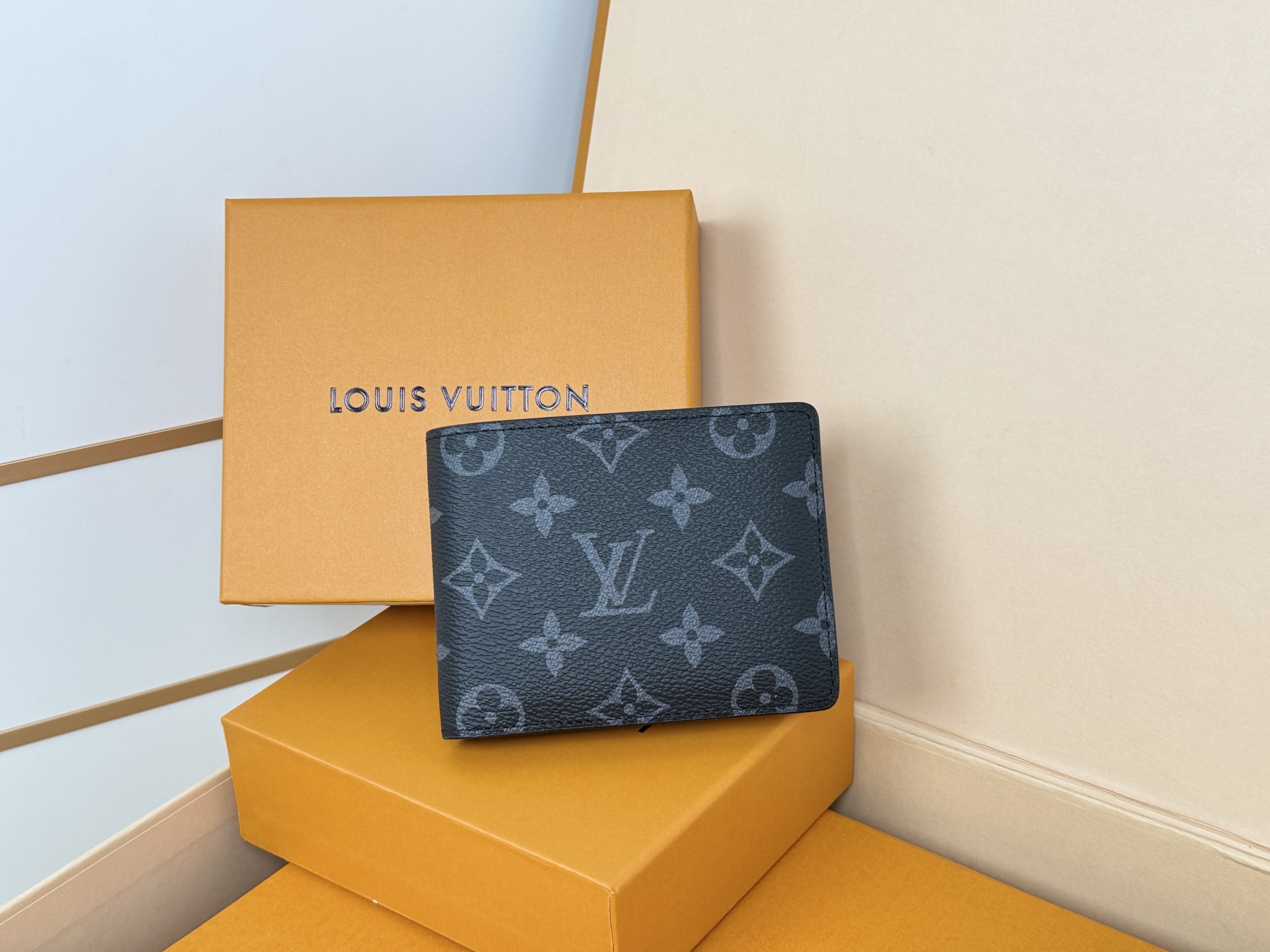Louis Vuitton MULTIPLE短钱夹M61695 黑花采用炫酷帆布搭配柔软皮革內里