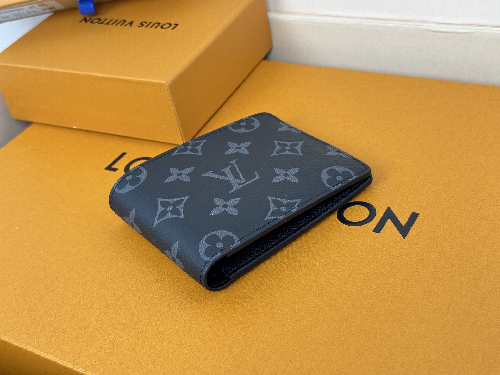 Louis Vuitton MULTIPLE短钱夹M61695 黑花采用炫酷帆布搭配柔软皮革內里