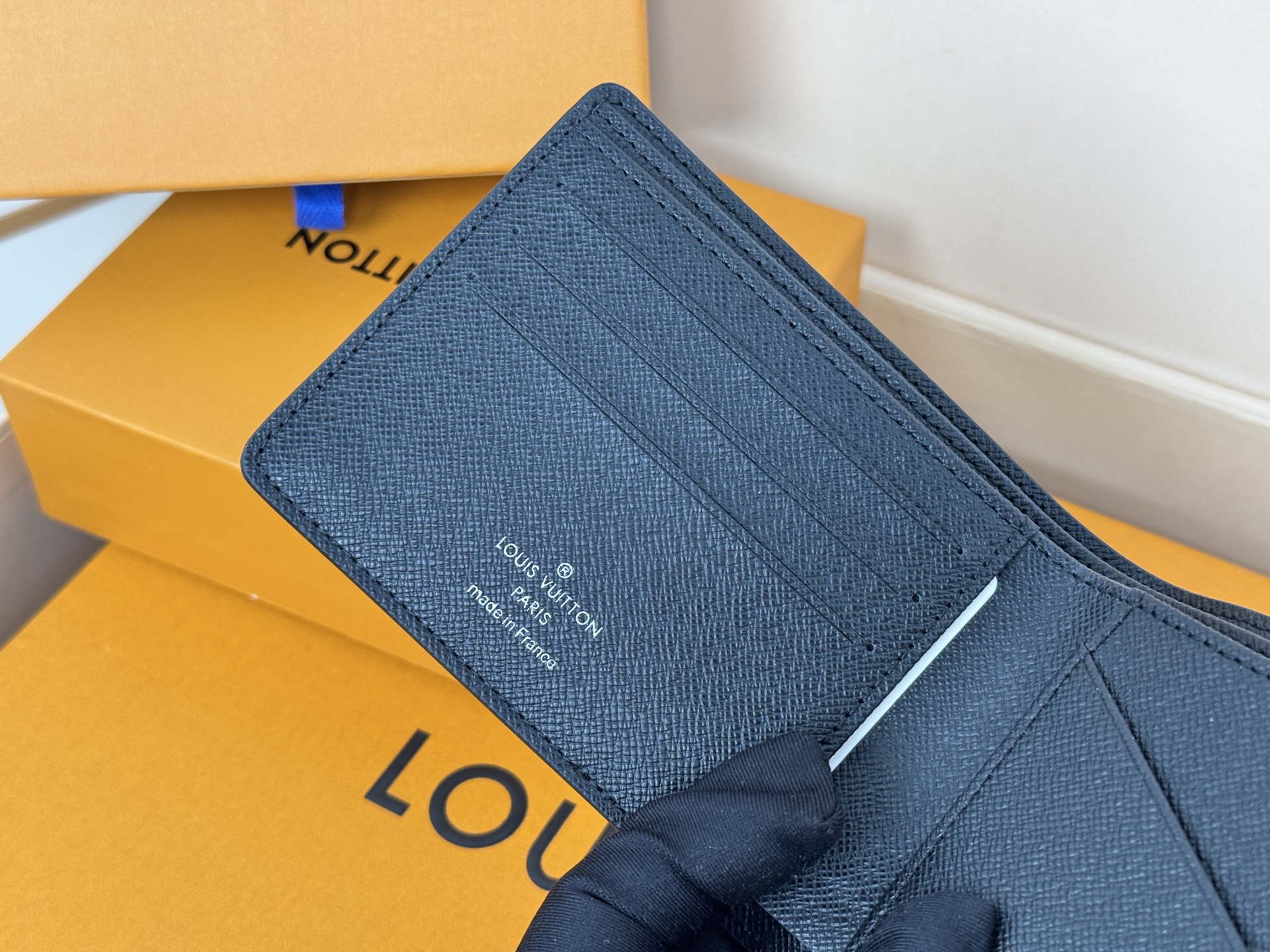 Louis Vuitton MULTIPLE短钱夹M61695 黑花采用炫酷帆布搭配柔软皮革內里