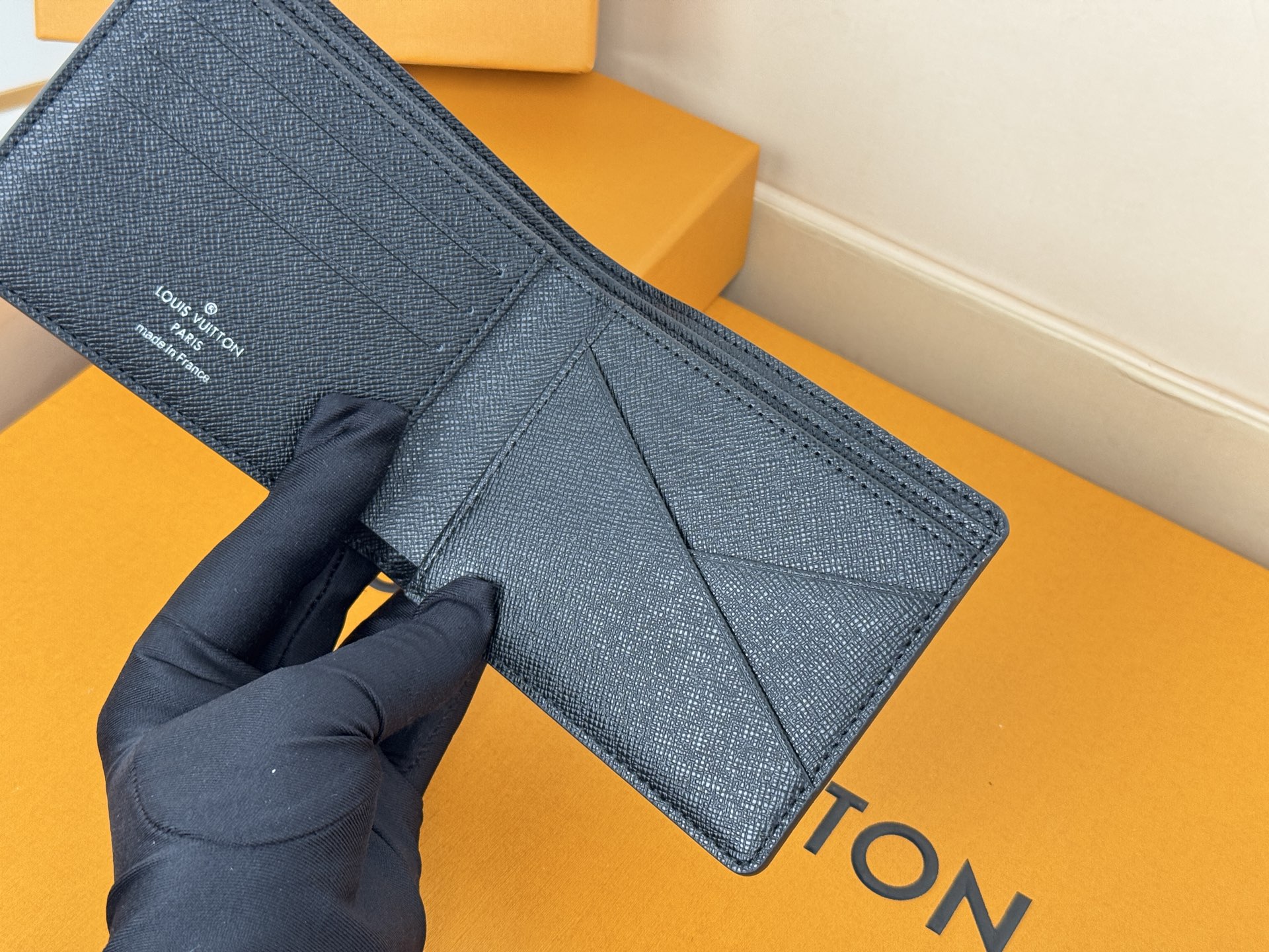Louis Vuitton MULTIPLE短钱夹M30952 十字纹采用炫酷帆布搭配柔软皮革內里