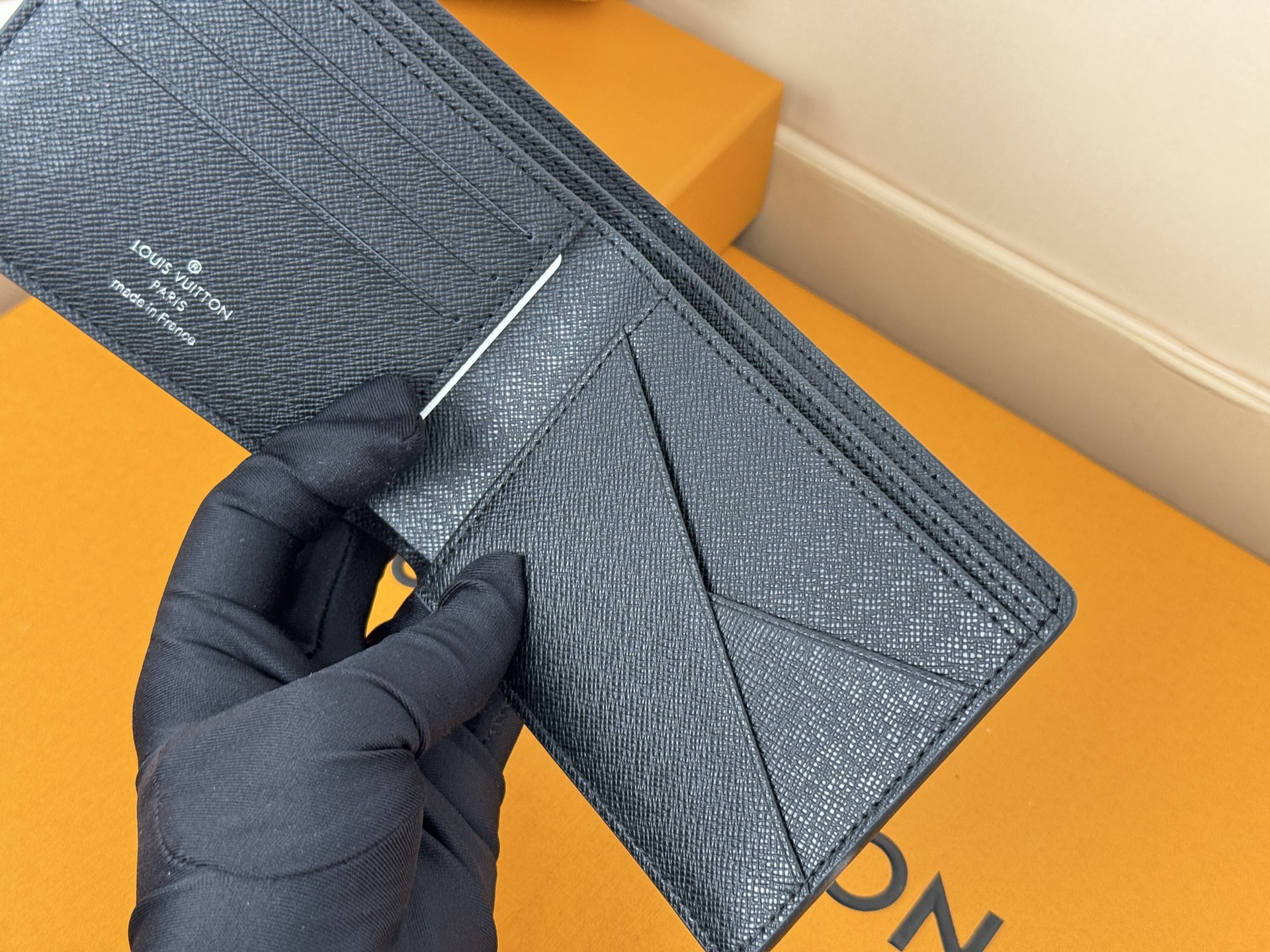Louis Vuitton MULTIPLE短钱夹M61695 黑花采用炫酷帆布搭配柔软皮革內里