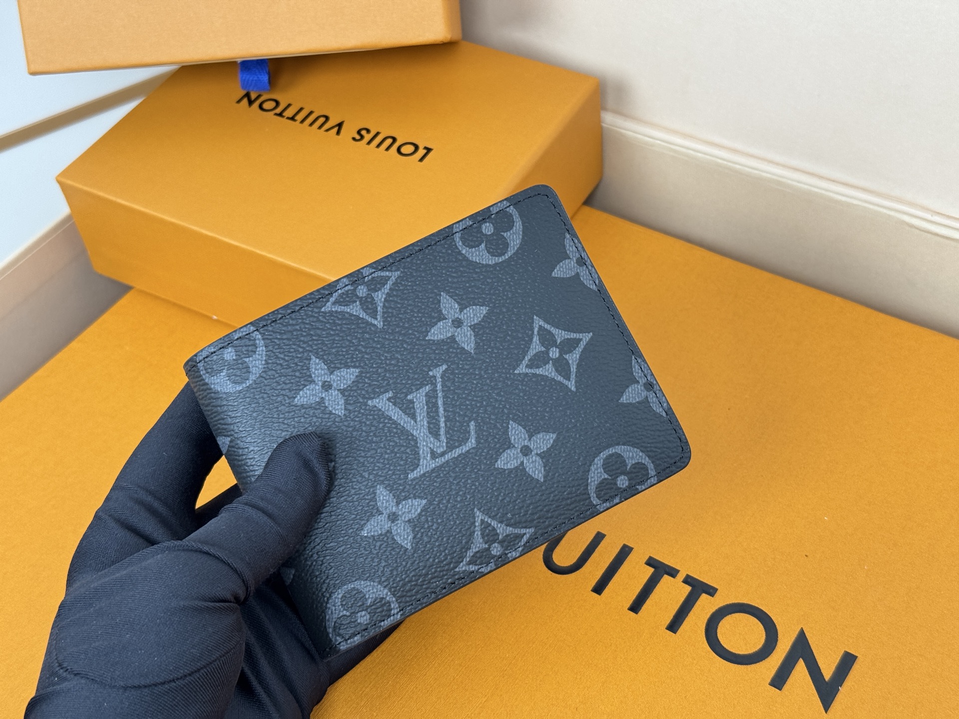 Louis Vuitton MULTIPLE短钱夹M61695 黑花采用炫酷帆布搭配柔软皮革內里