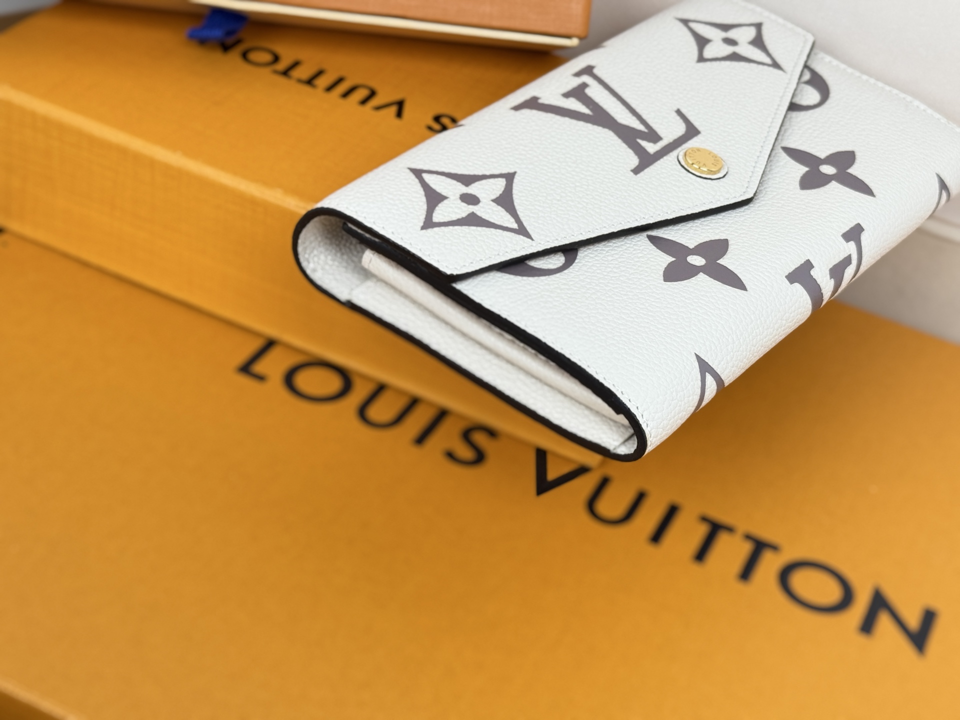 Louis Vuitton M80496奶白 這款路易威登經典的Sarah錢包以雙色調Monogram