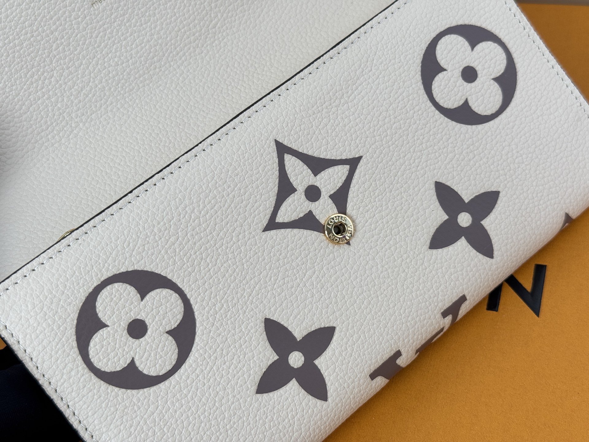 Louis Vuitton M80496奶白 這款路易威登經典的Sarah錢包以雙色調Monogram
