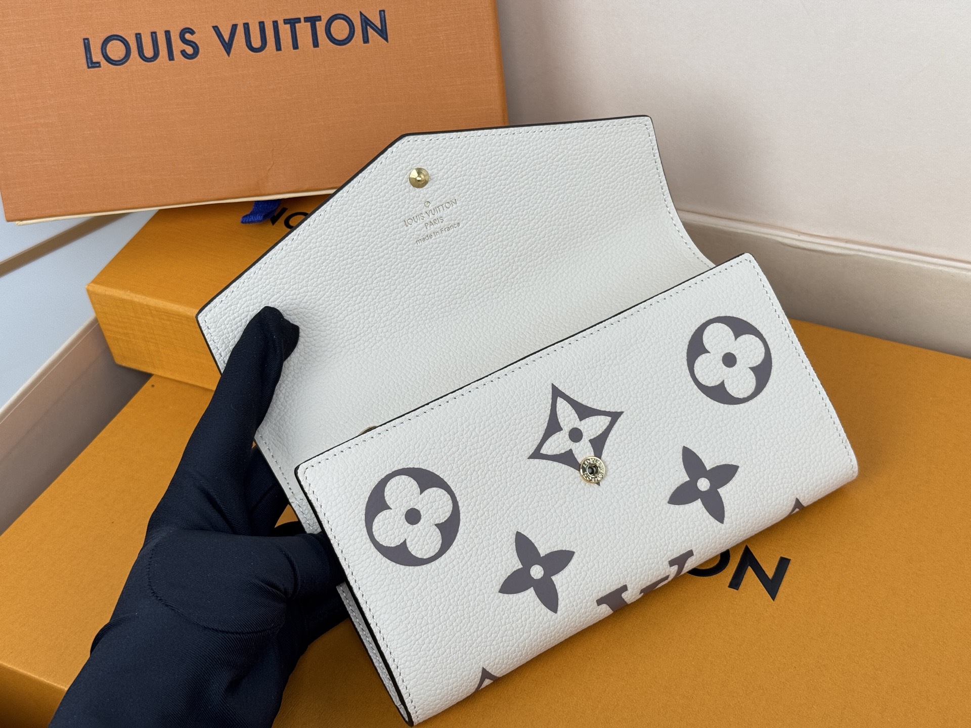 Louis Vuitton M80496奶白 這款路易威登經典的Sarah錢包以雙色調Monogram