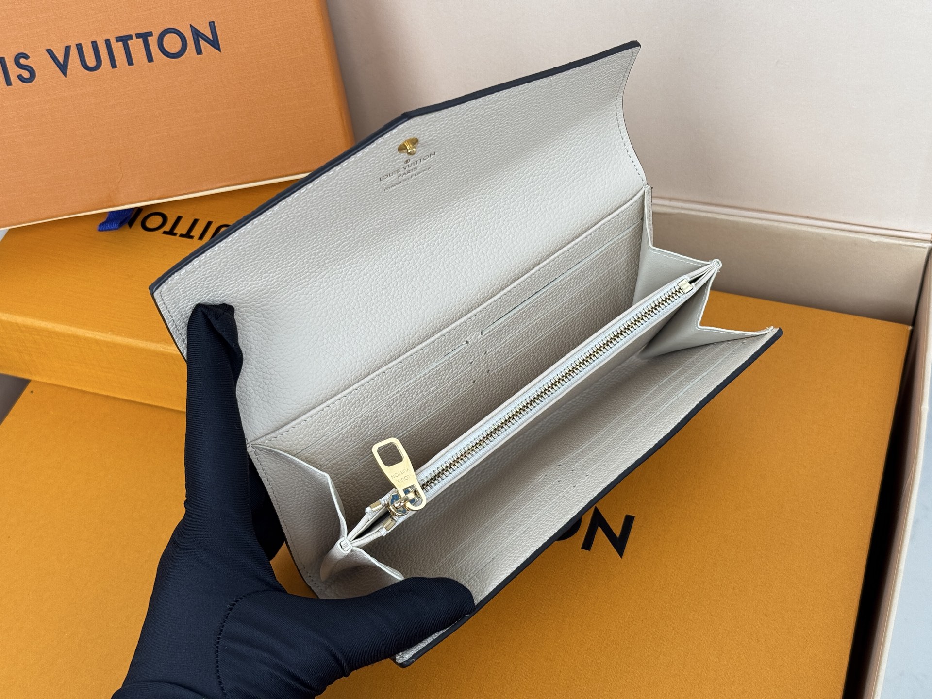 Louis Vuitton M80496奶白 這款路易威登經典的Sarah錢包以雙色調Monogram