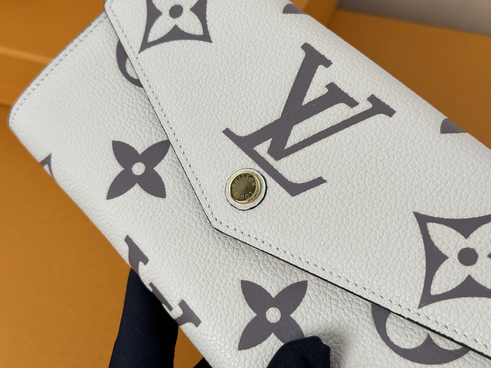 Louis Vuitton M80496奶白 這款路易威登經典的Sarah錢包以雙色調Monogram