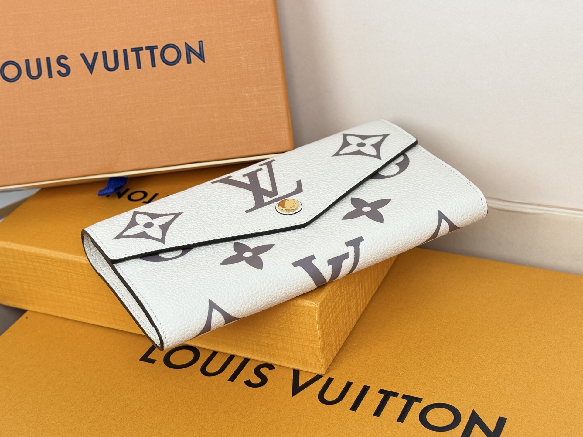 Louis Vuitton M80496奶白 這款路易威登經典的Sarah錢包以雙色調Monogram