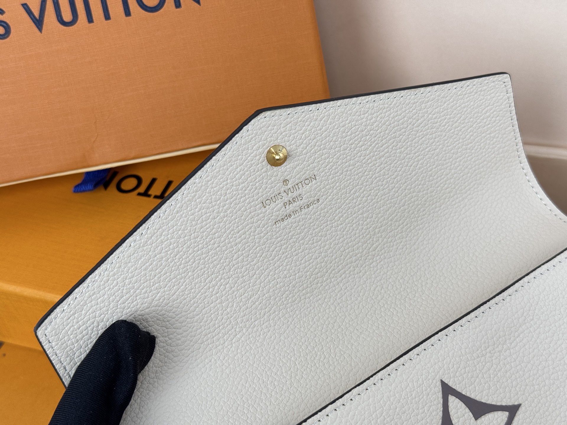 Louis Vuitton M80496奶白 這款路易威登經典的Sarah錢包以雙色調Monogram