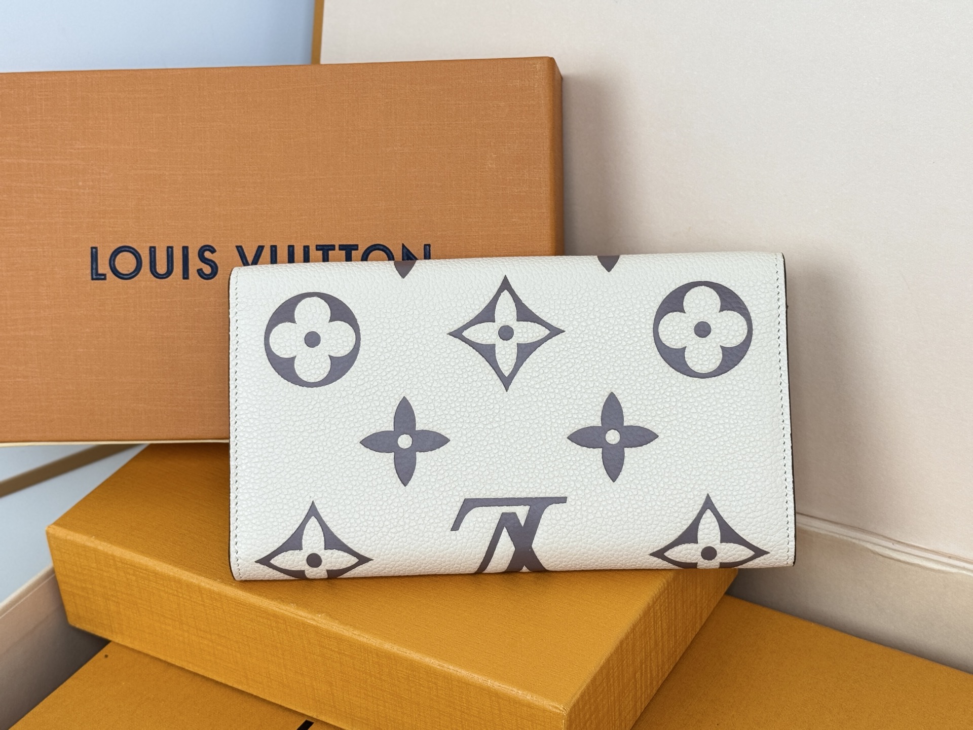 Louis Vuitton M80496奶白 這款路易威登經典的Sarah錢包以雙色調Monogram