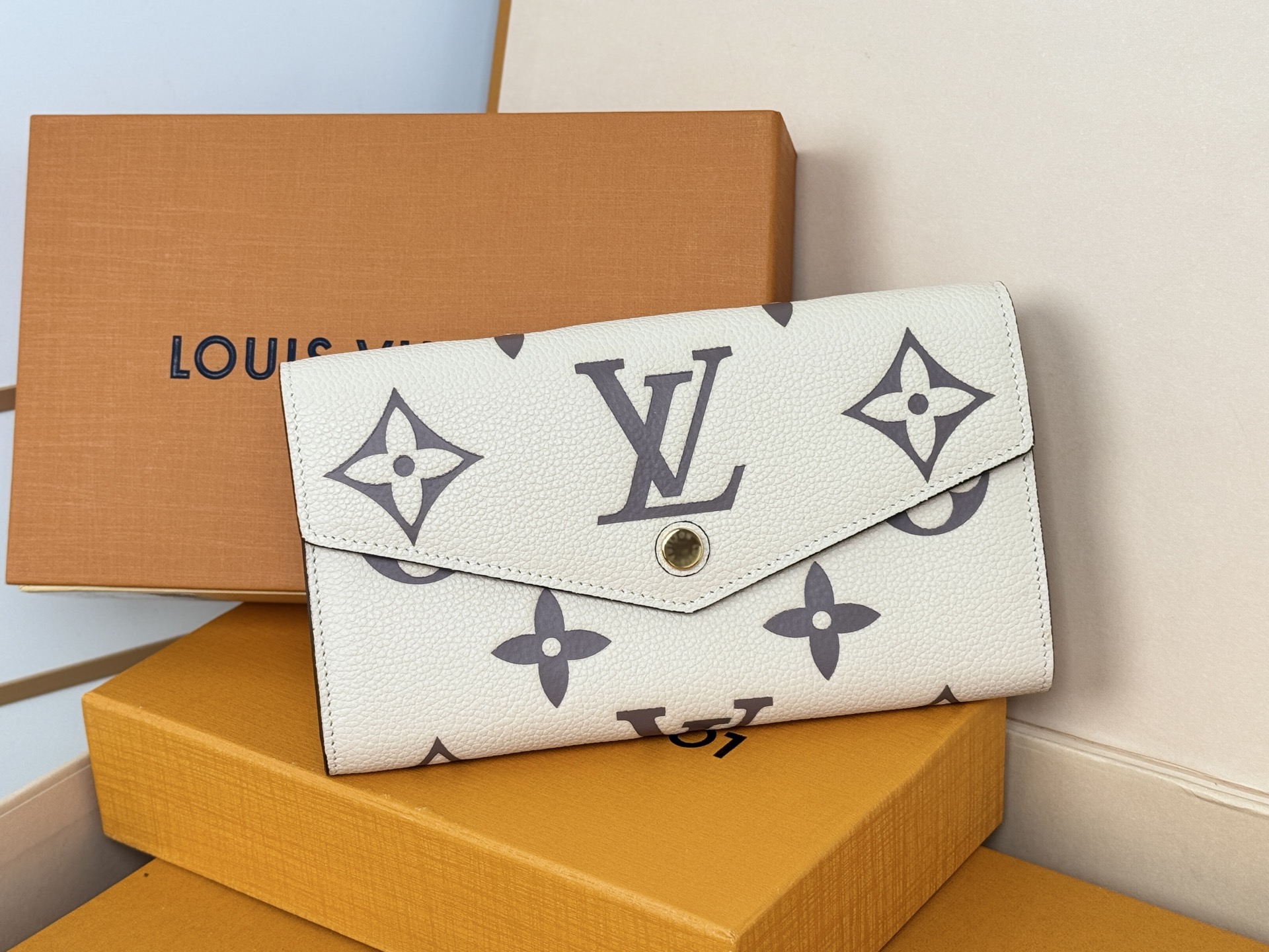 Louis Vuitton M80496奶白 這款路易威登經典的Sarah錢包以雙色調Monogram