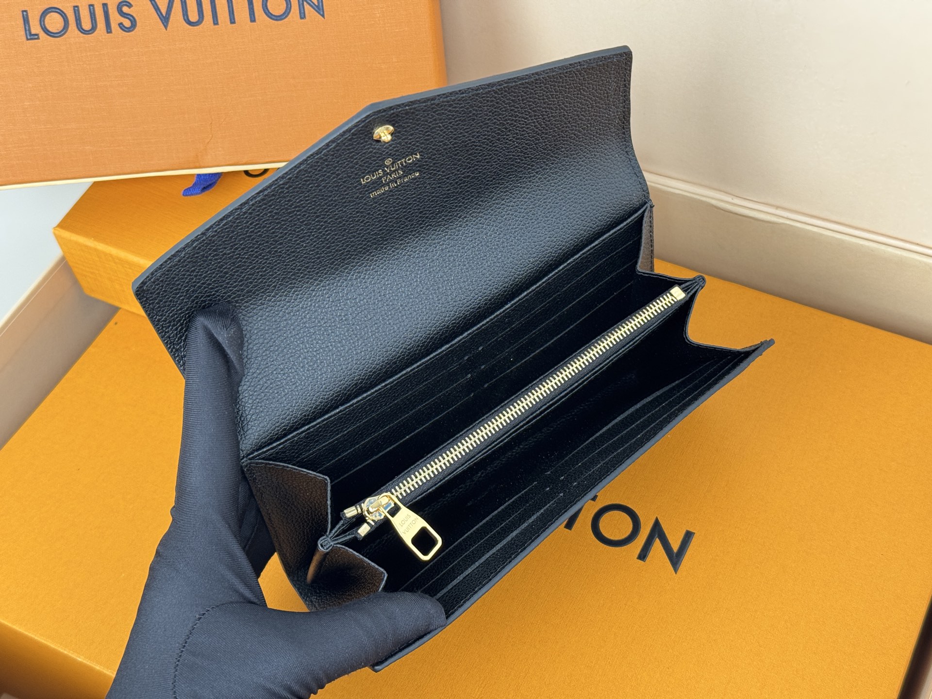 Louis Vuitton M80496黑色這款路易威登經典的Sarah錢包以雙色調Monogram