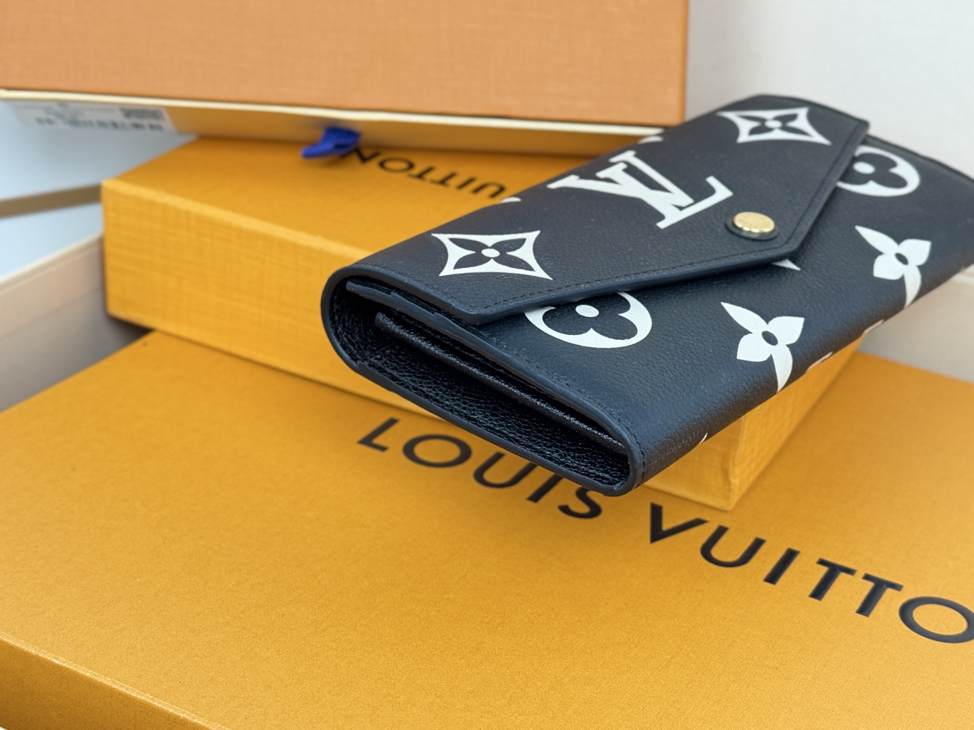 Louis Vuitton M80496黑色這款路易威登經典的Sarah錢包以雙色調Monogram