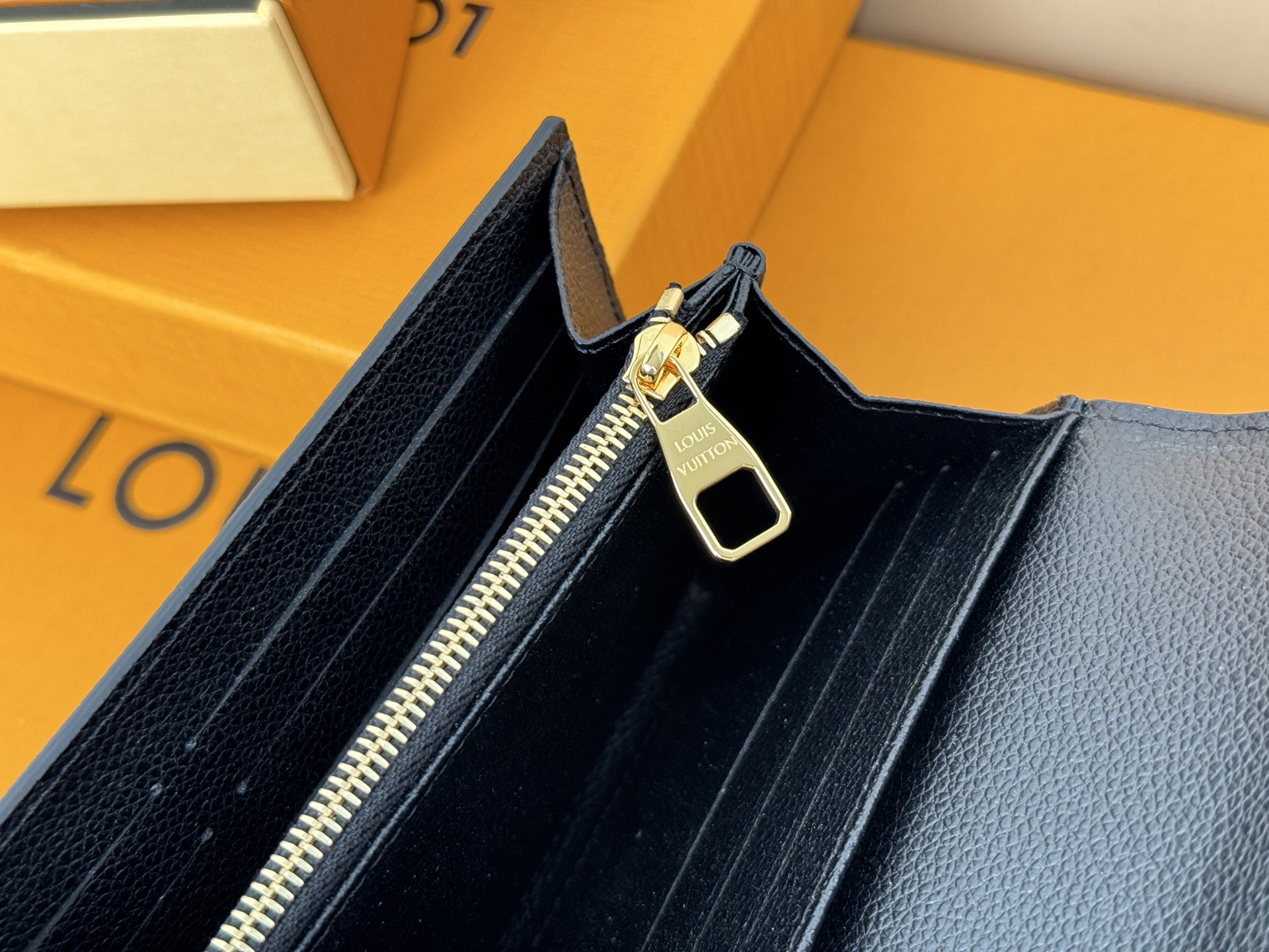 Louis Vuitton M80496黑色這款路易威登經典的Sarah錢包以雙色調Monogram
