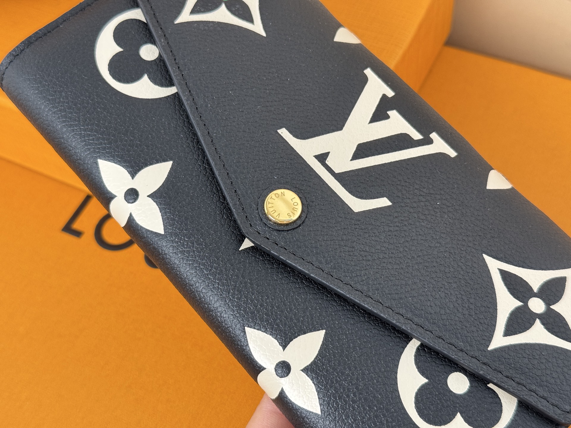 Louis Vuitton M80496黑色這款路易威登經典的Sarah錢包以雙色調Monogram