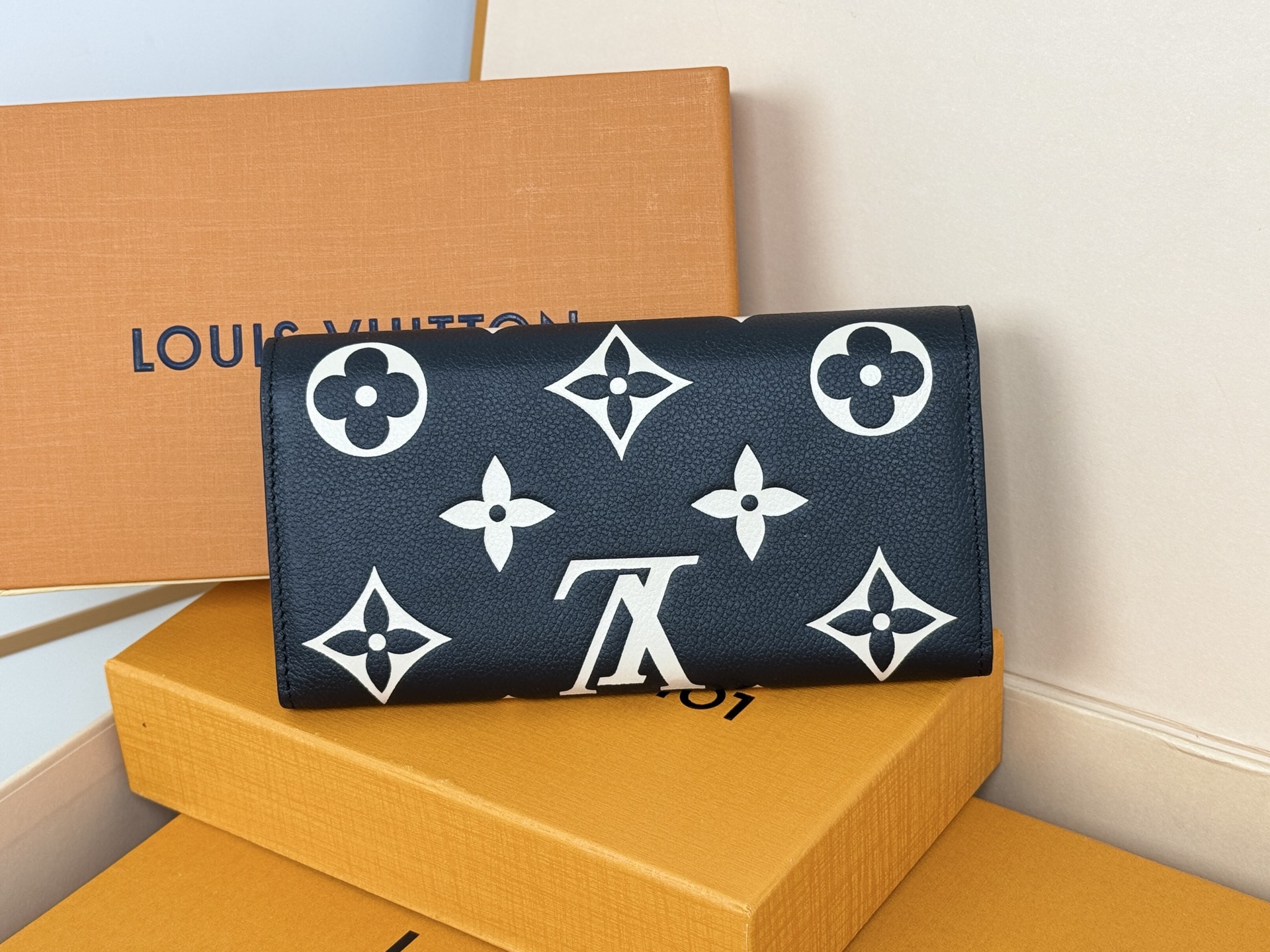 Louis Vuitton M80496黑色這款路易威登經典的Sarah錢包以雙色調Monogram