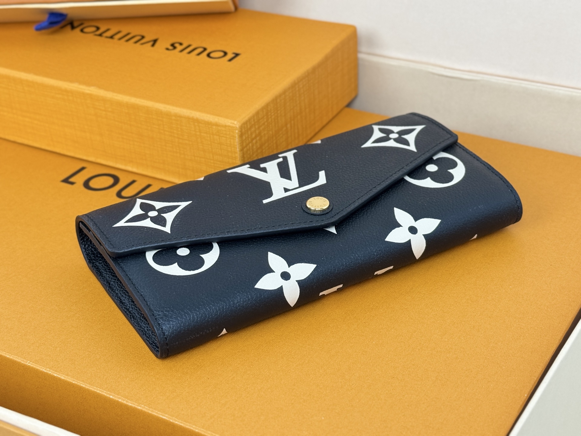 Louis Vuitton M80496黑色這款路易威登經典的Sarah錢包以雙色調Monogram