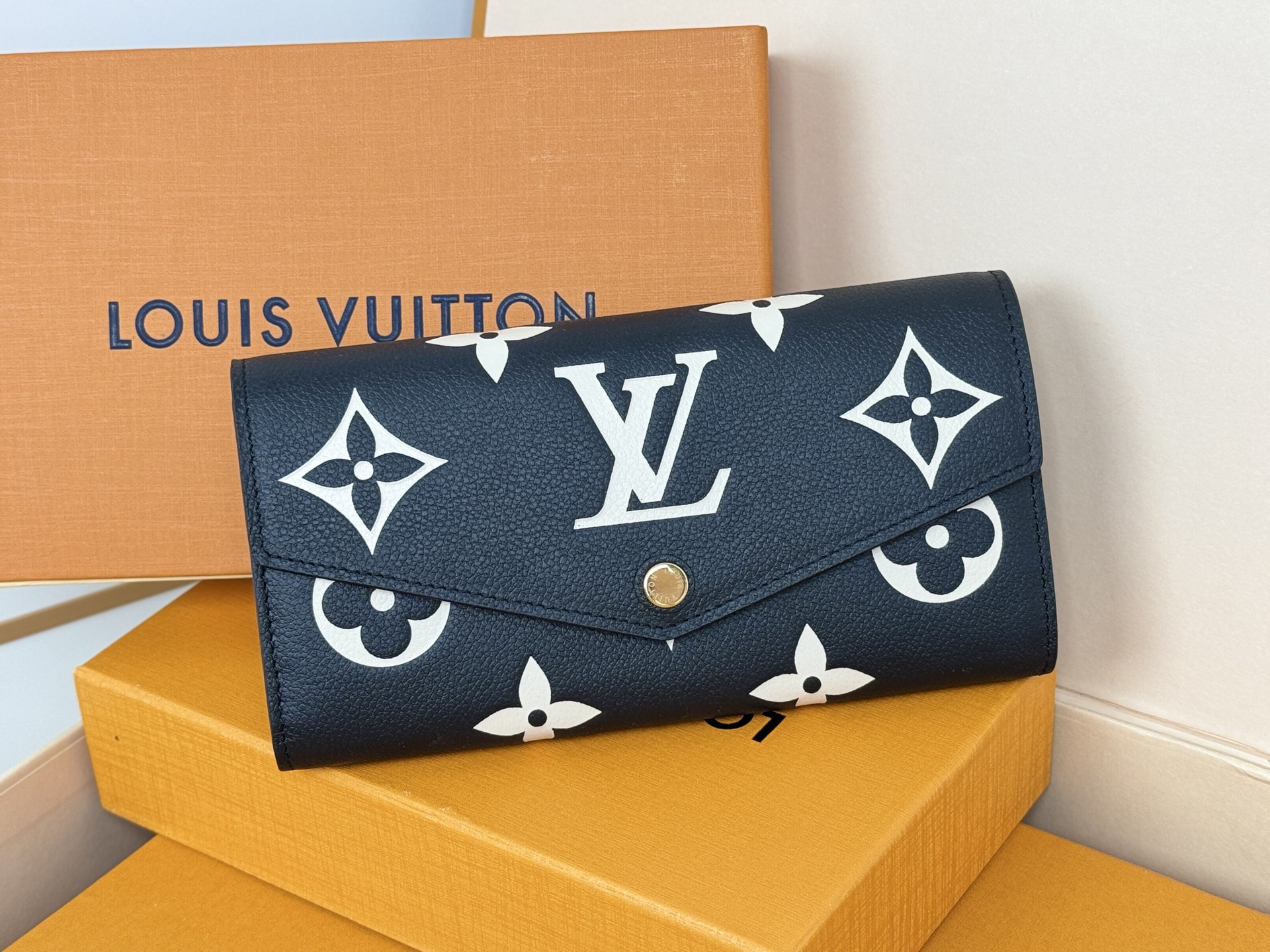 Louis Vuitton M80496黑色這款路易威登經典的Sarah錢包以雙色調Monogram