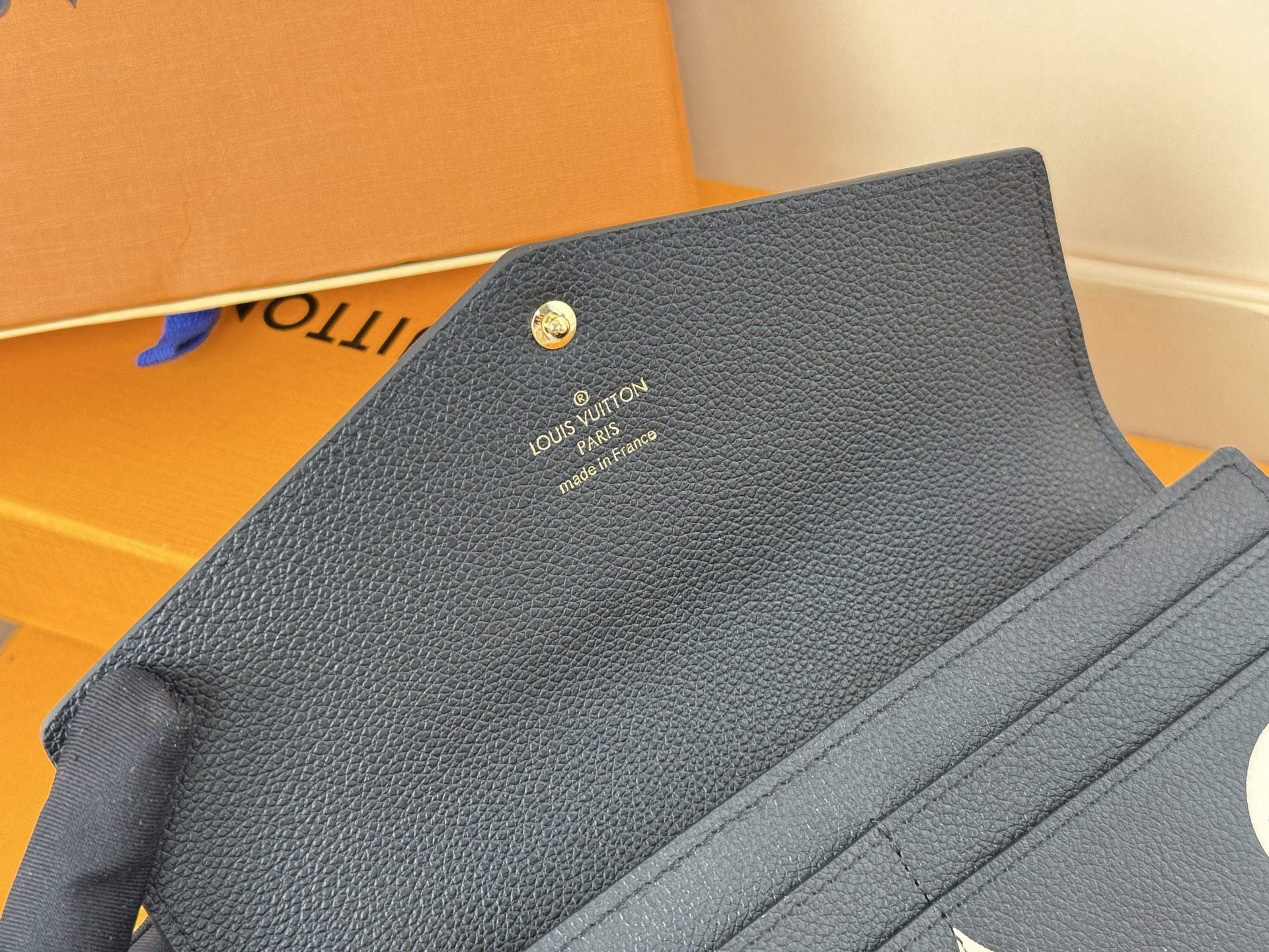 Louis Vuitton M80496黑色這款路易威登經典的Sarah錢包以雙色調Monogram