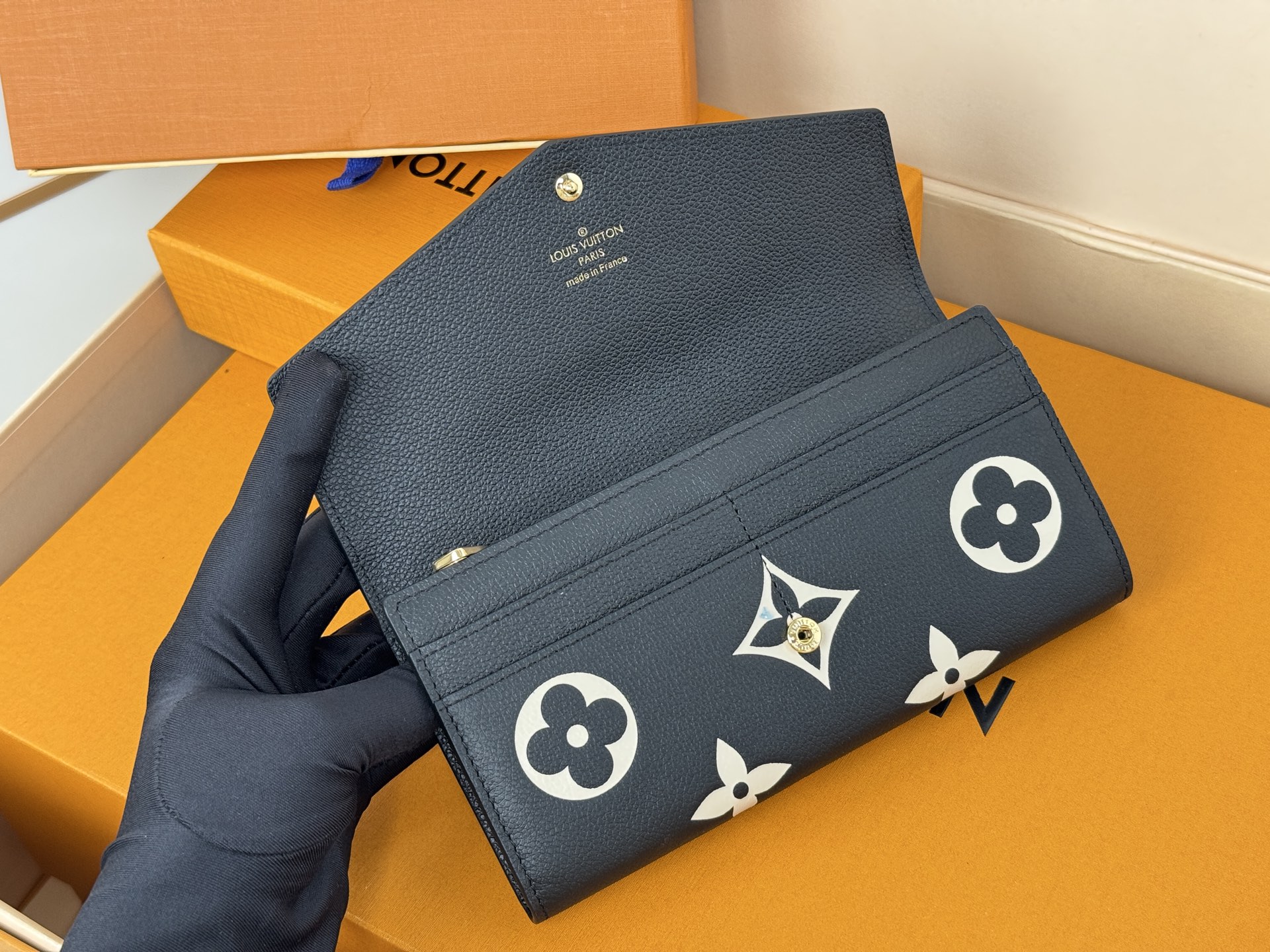 Louis Vuitton M80496黑色這款路易威登經典的Sarah錢包以雙色調Monogram