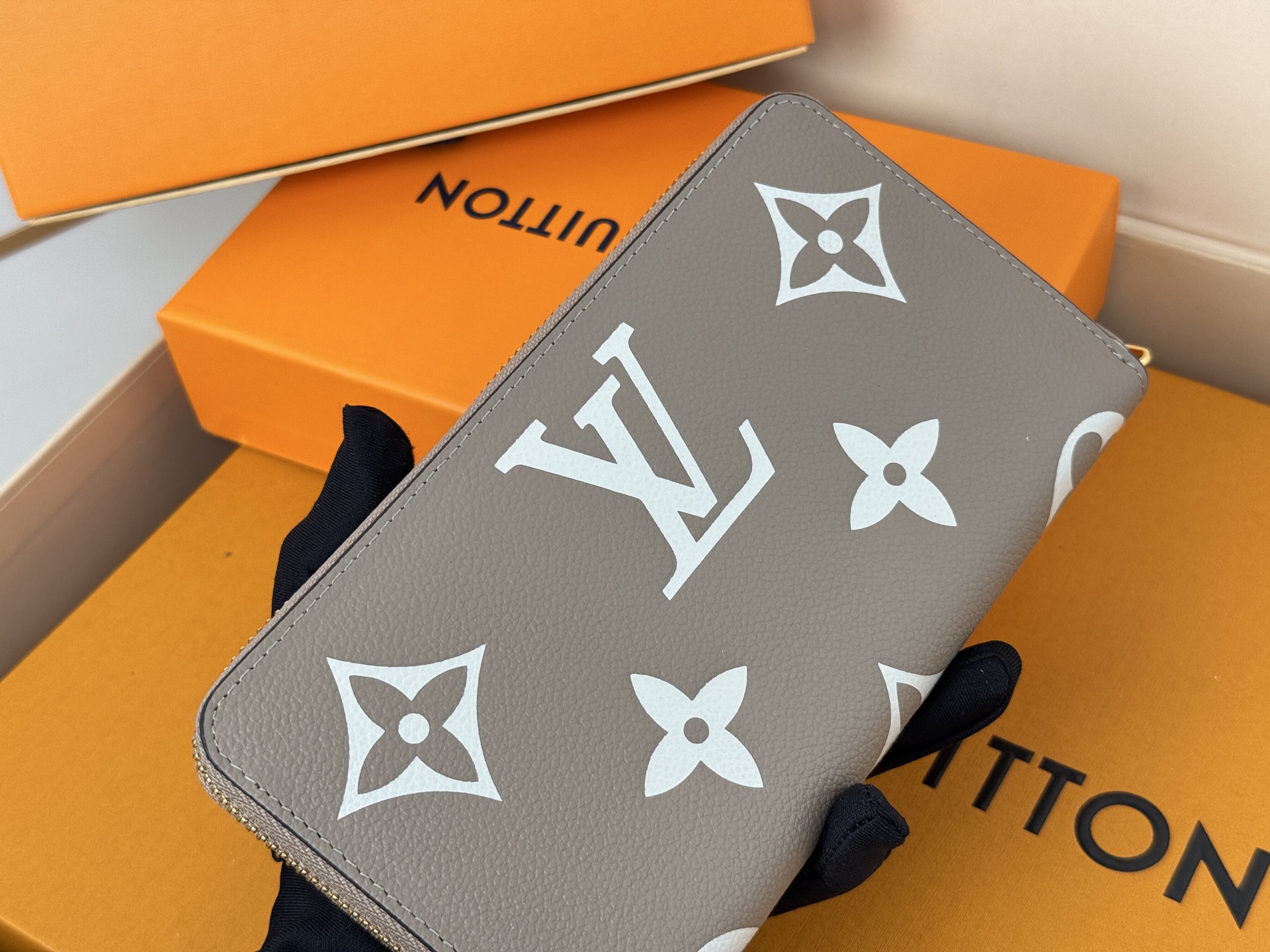 Louis Vuitton M69794灰色用两种颜色的单克安卓皮革制作的“吉比钱包” 在车颈水合物上进行压花加工和印刷