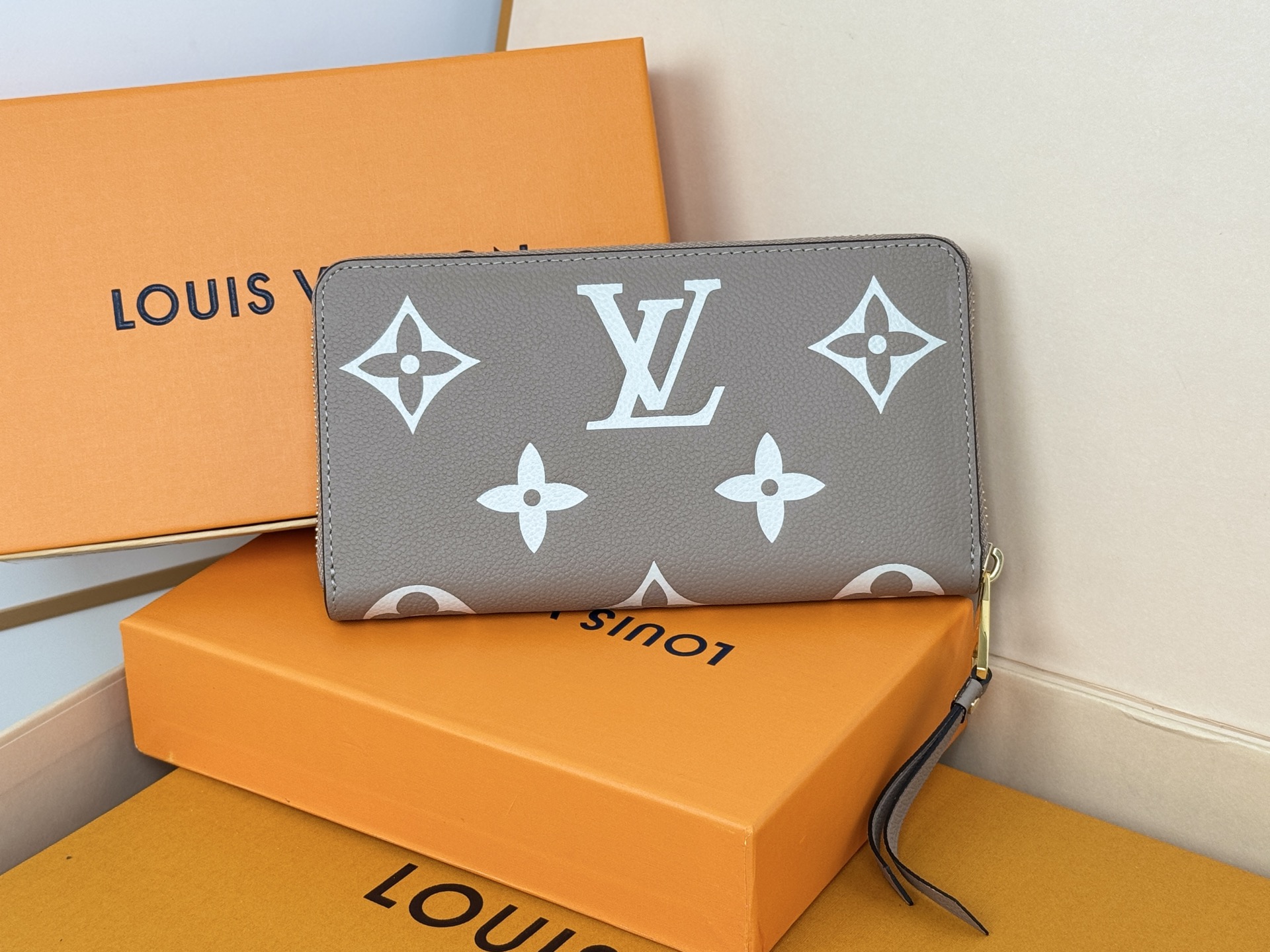 Louis Vuitton M69794灰色用两种颜色的单克安卓皮革制作的“吉比钱包” 在车颈水合物上进行压花加工和印刷