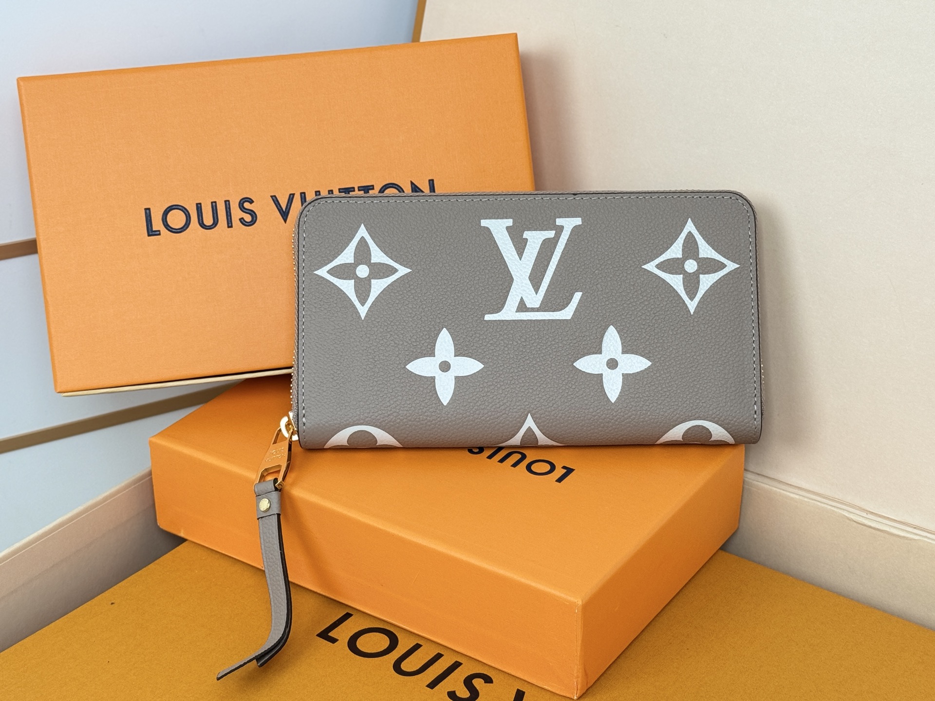 Louis Vuitton M69794灰色用两种颜色的单克安卓皮革制作的“吉比钱包” 在车颈水合物上进行压花加工和印刷