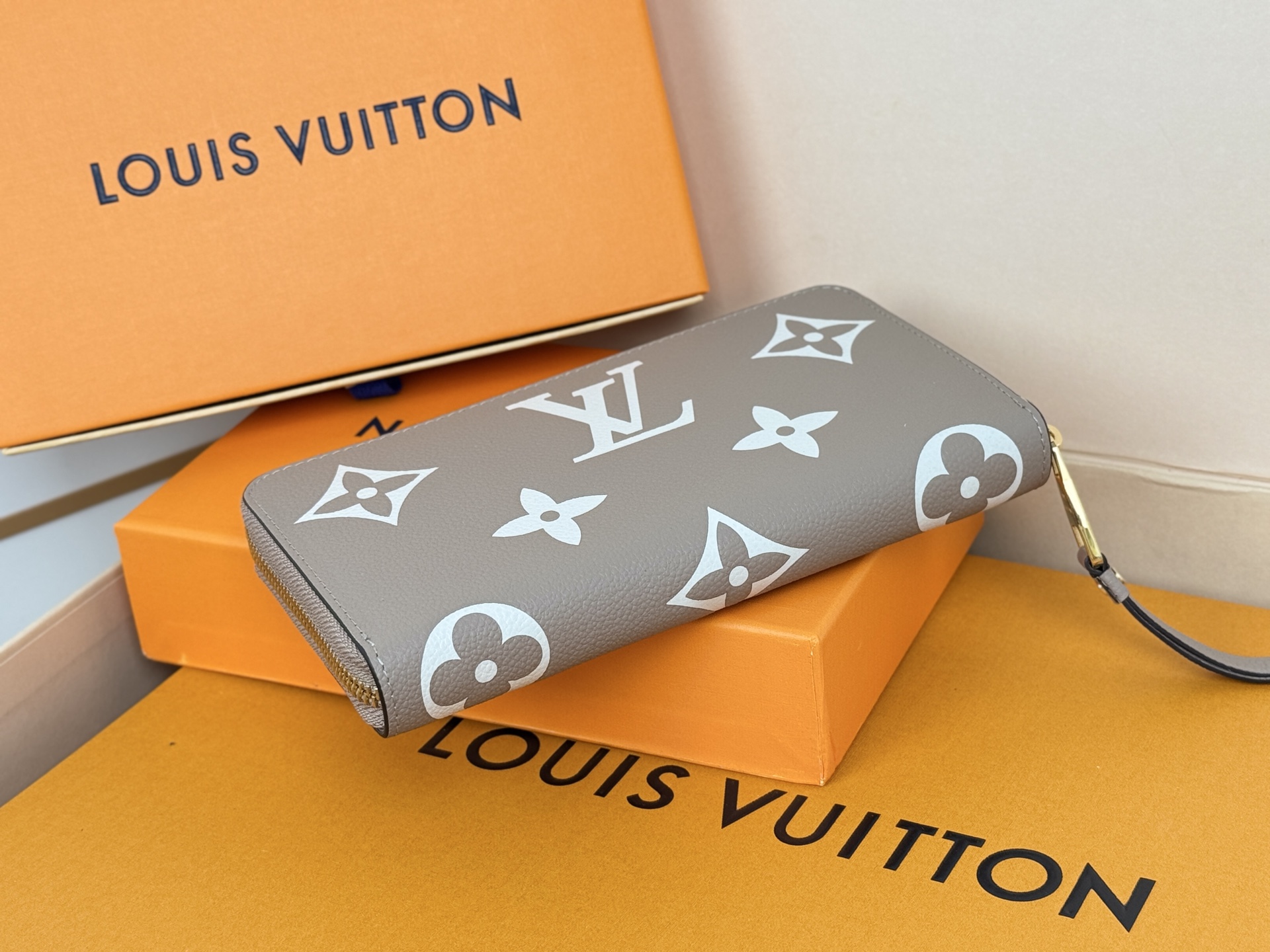 Louis Vuitton M69794灰色用两种颜色的单克安卓皮革制作的“吉比钱包” 在车颈水合物上进行压花加工和印刷
