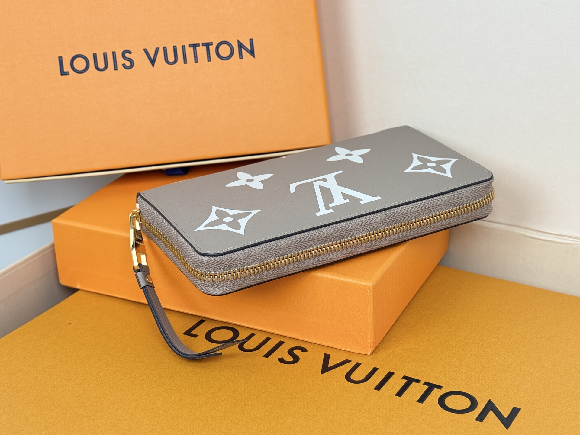 Louis Vuitton M69794灰色用两种颜色的单克安卓皮革制作的“吉比钱包” 在车颈水合物上进行压花加工和印刷