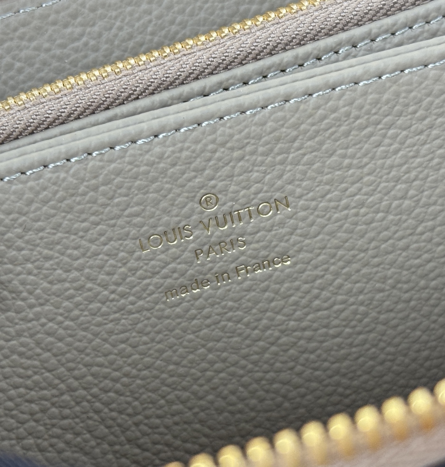 Louis Vuitton M69794灰色用两种颜色的单克安卓皮革制作的“吉比钱包” 在车颈水合物上进行压花加工和印刷