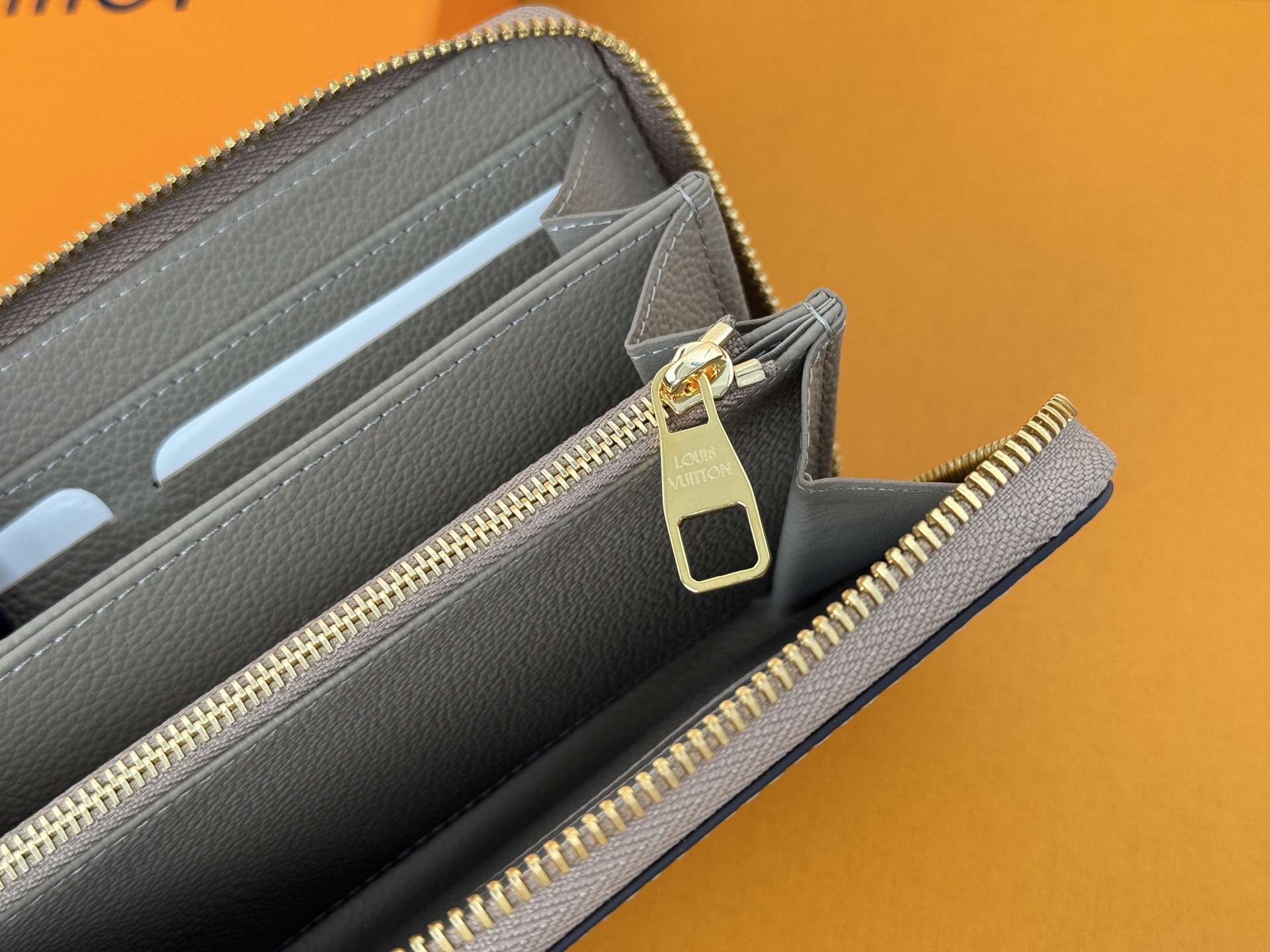 Louis Vuitton M69794灰色用两种颜色的单克安卓皮革制作的“吉比钱包” 在车颈水合物上进行压花加工和印刷
