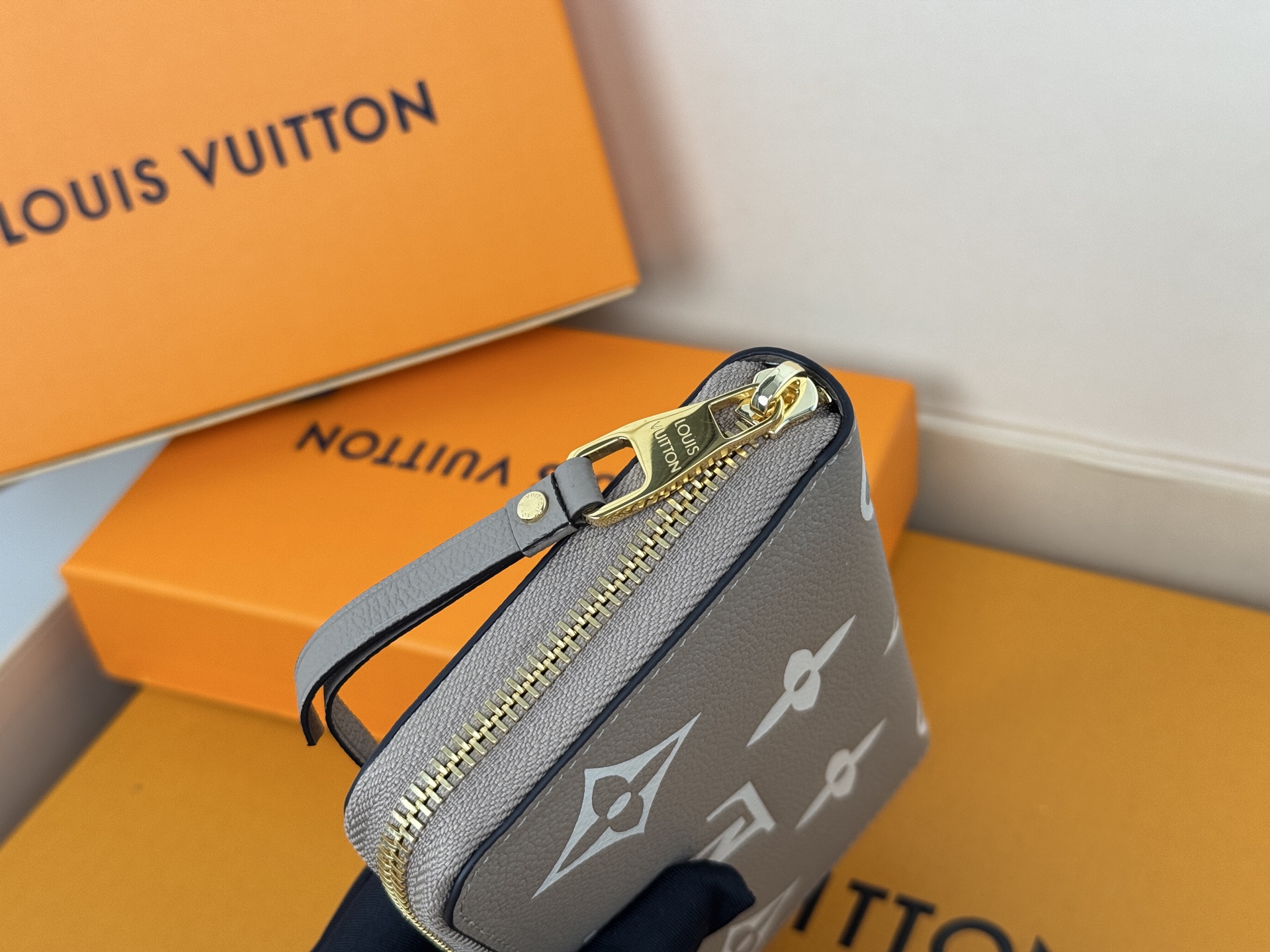 Louis Vuitton M69794灰色用两种颜色的单克安卓皮革制作的“吉比钱包” 在车颈水合物上进行压花加工和印刷