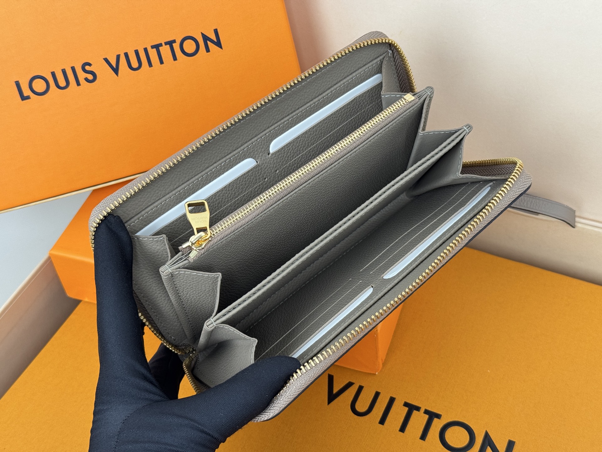 Louis Vuitton M69794灰色用两种颜色的单克安卓皮革制作的“吉比钱包” 在车颈水合物上进行压花加工和印刷
