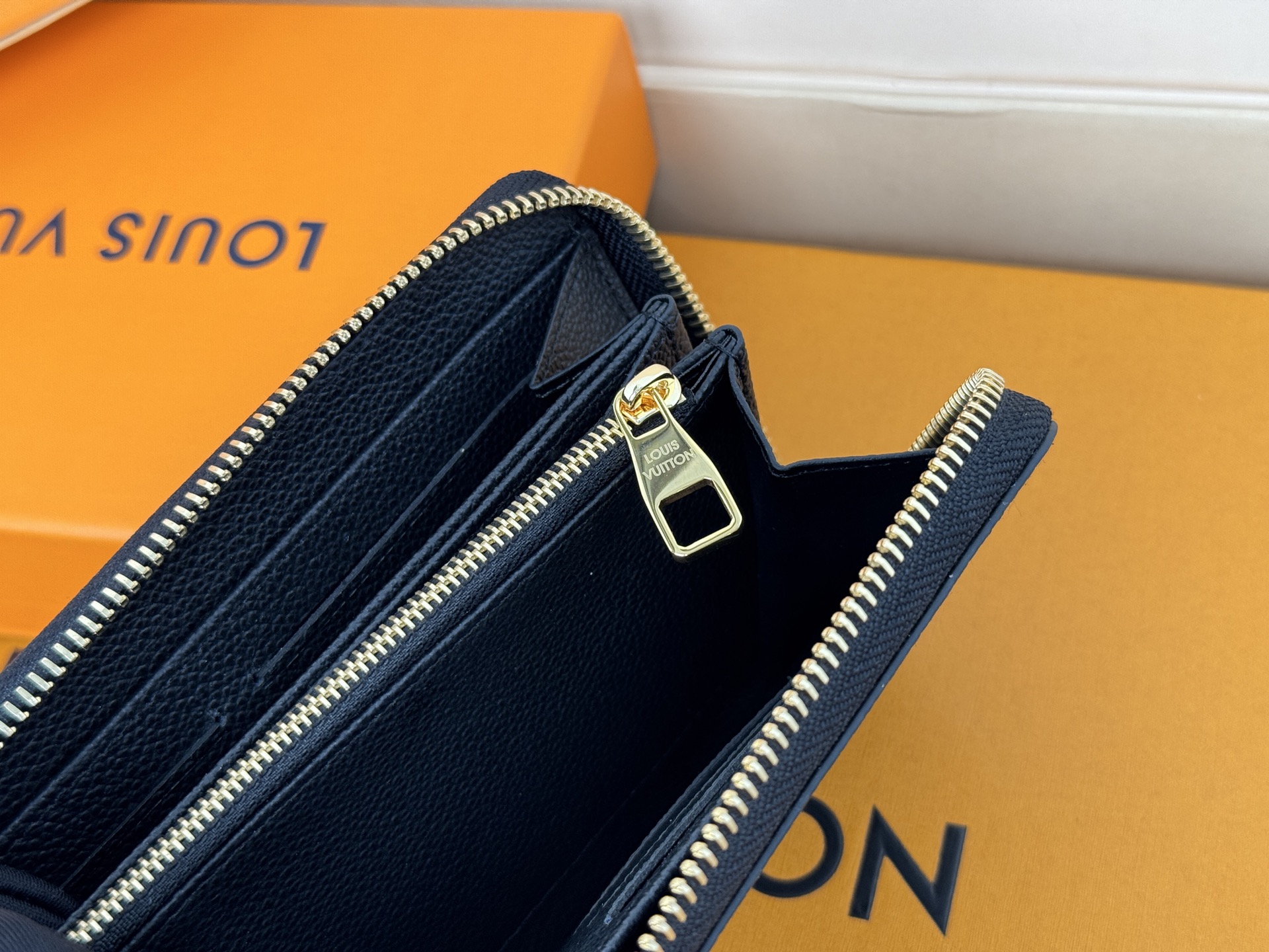 Louis Vuitton M69794黑色-两种颜色的单克安卓皮革制作的“吉比钱包” 在车颈水合物上进行压花加工和印刷