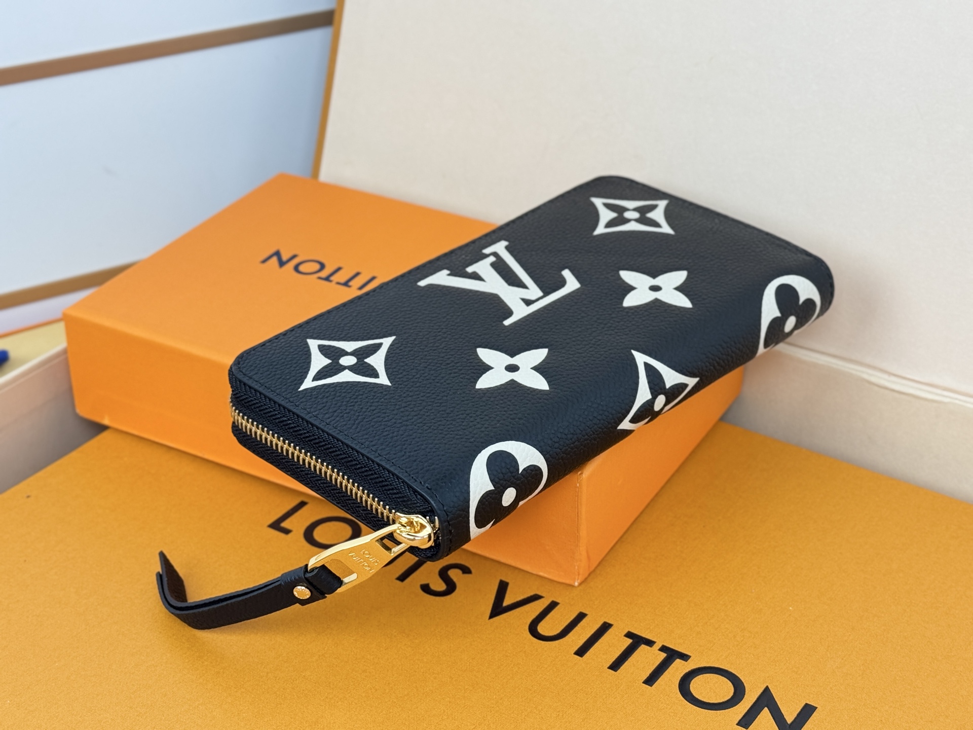 Louis Vuitton M69794黑色-两种颜色的单克安卓皮革制作的“吉比钱包” 在车颈水合物上进行压花加工和印刷