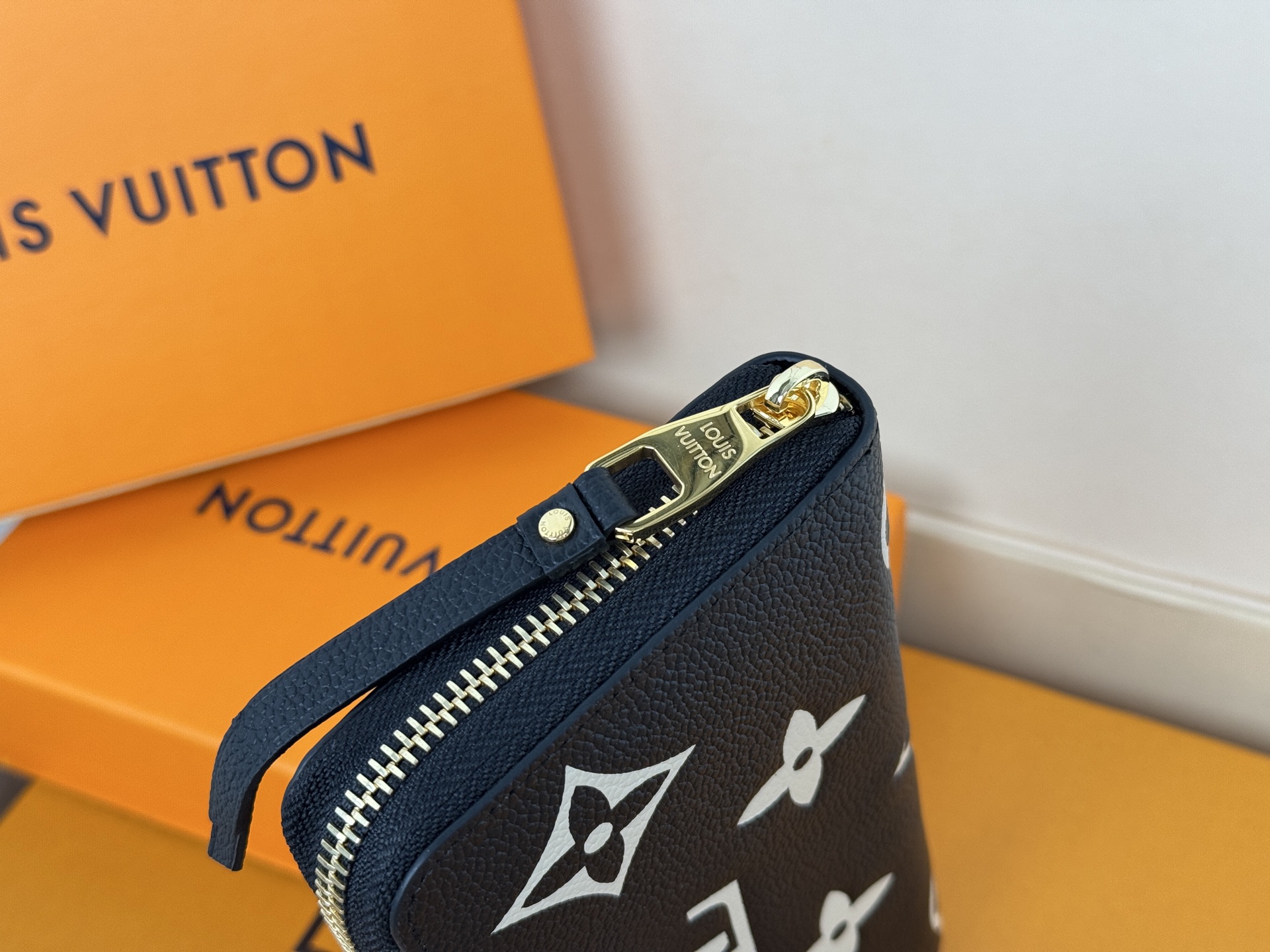 Louis Vuitton M69794黑色-两种颜色的单克安卓皮革制作的“吉比钱包” 在车颈水合物上进行压花加工和印刷