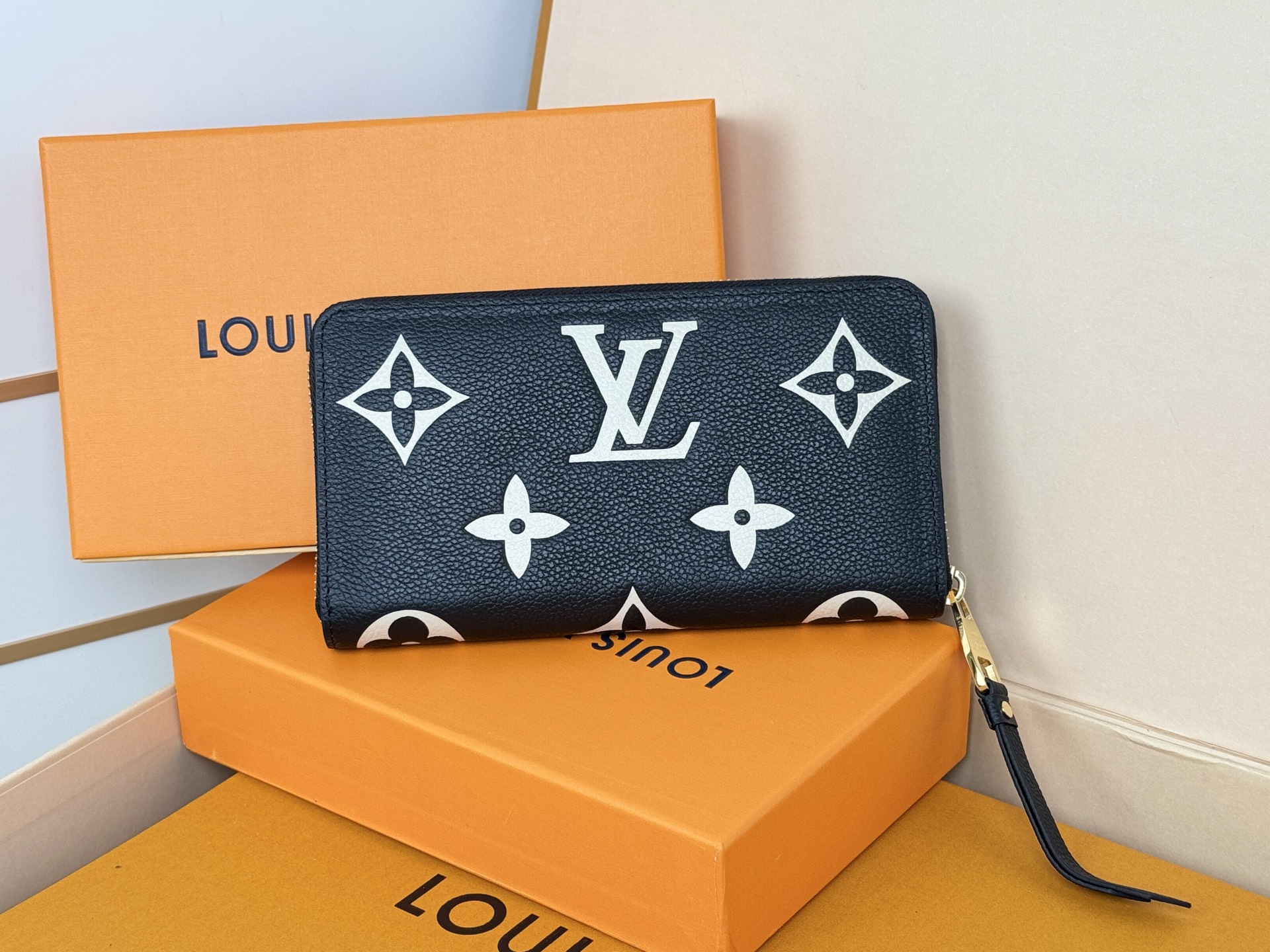 Louis Vuitton M69794黑色-两种颜色的单克安卓皮革制作的“吉比钱包” 在车颈水合物上进行压花加工和印刷
