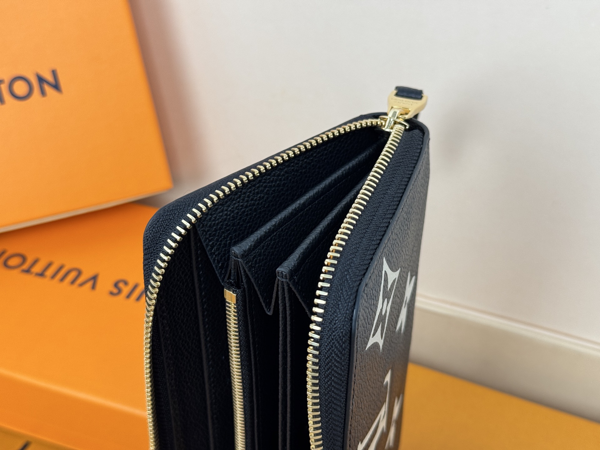 Louis Vuitton M69794黑色-两种颜色的单克安卓皮革制作的“吉比钱包” 在车颈水合物上进行压花加工和印刷