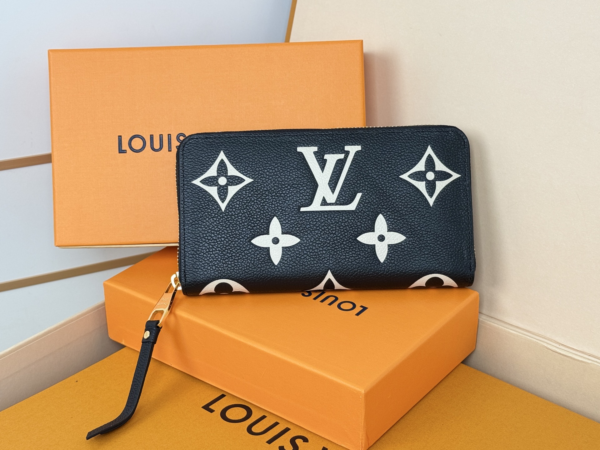 Louis Vuitton M69794黑色-两种颜色的单克安卓皮革制作的“吉比钱包” 在车颈水合物上进行压花加工和印刷