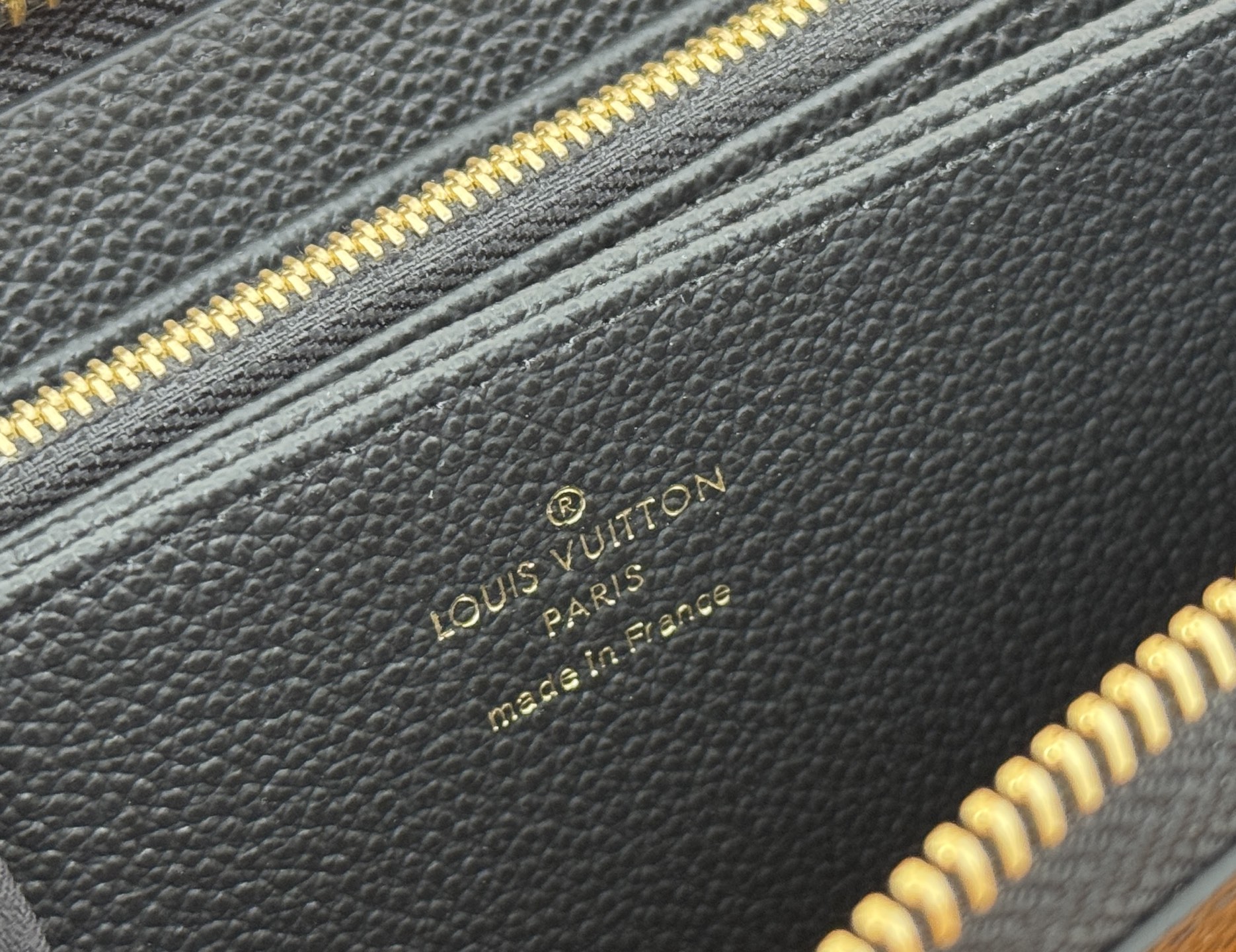 Louis Vuitton M69794黑色-两种颜色的单克安卓皮革制作的“吉比钱包” 在车颈水合物上进行压花加工和印刷