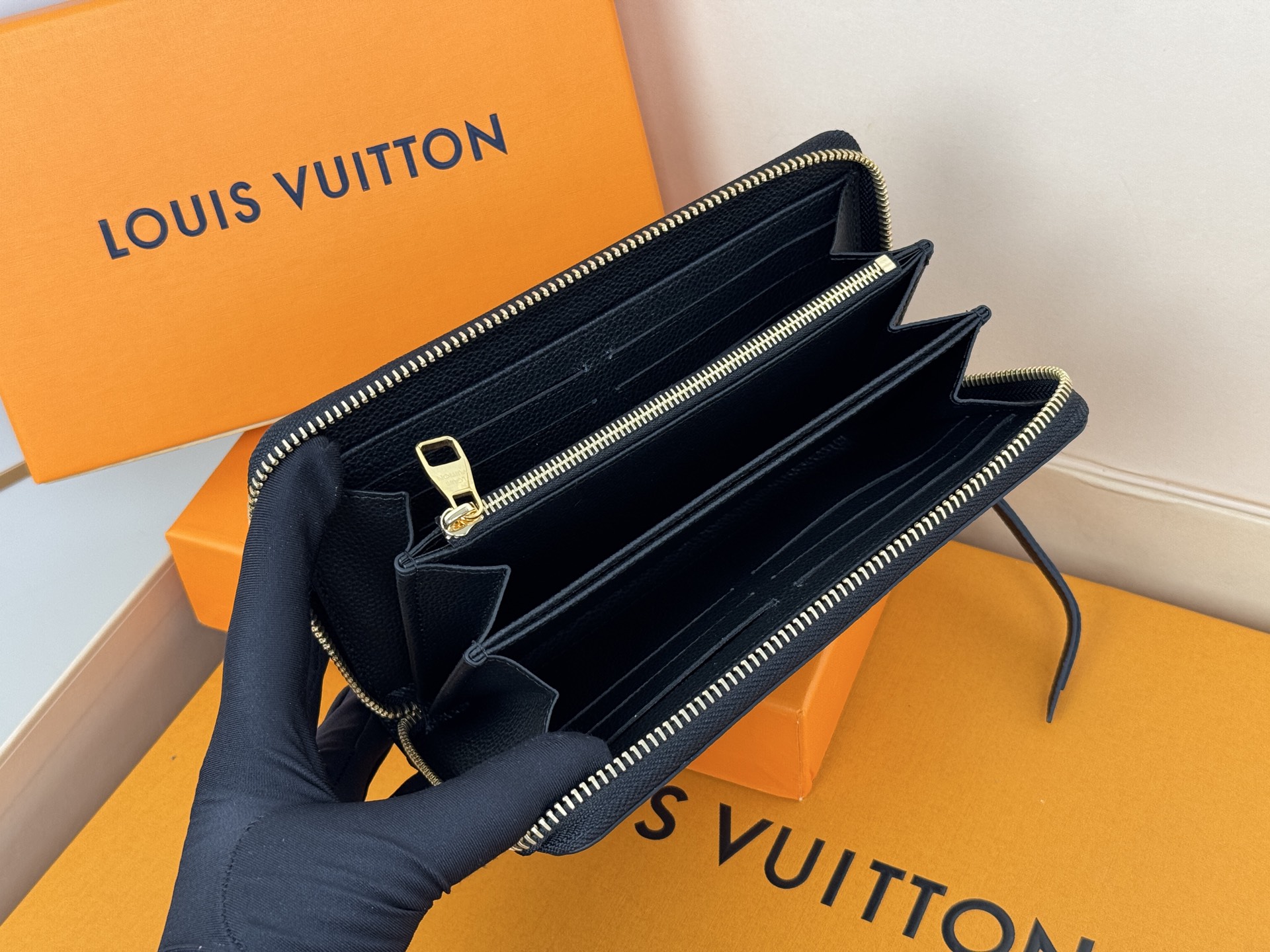 Louis Vuitton M69794黑色-两种颜色的单克安卓皮革制作的“吉比钱包” 在车颈水合物上进行压花加工和印刷