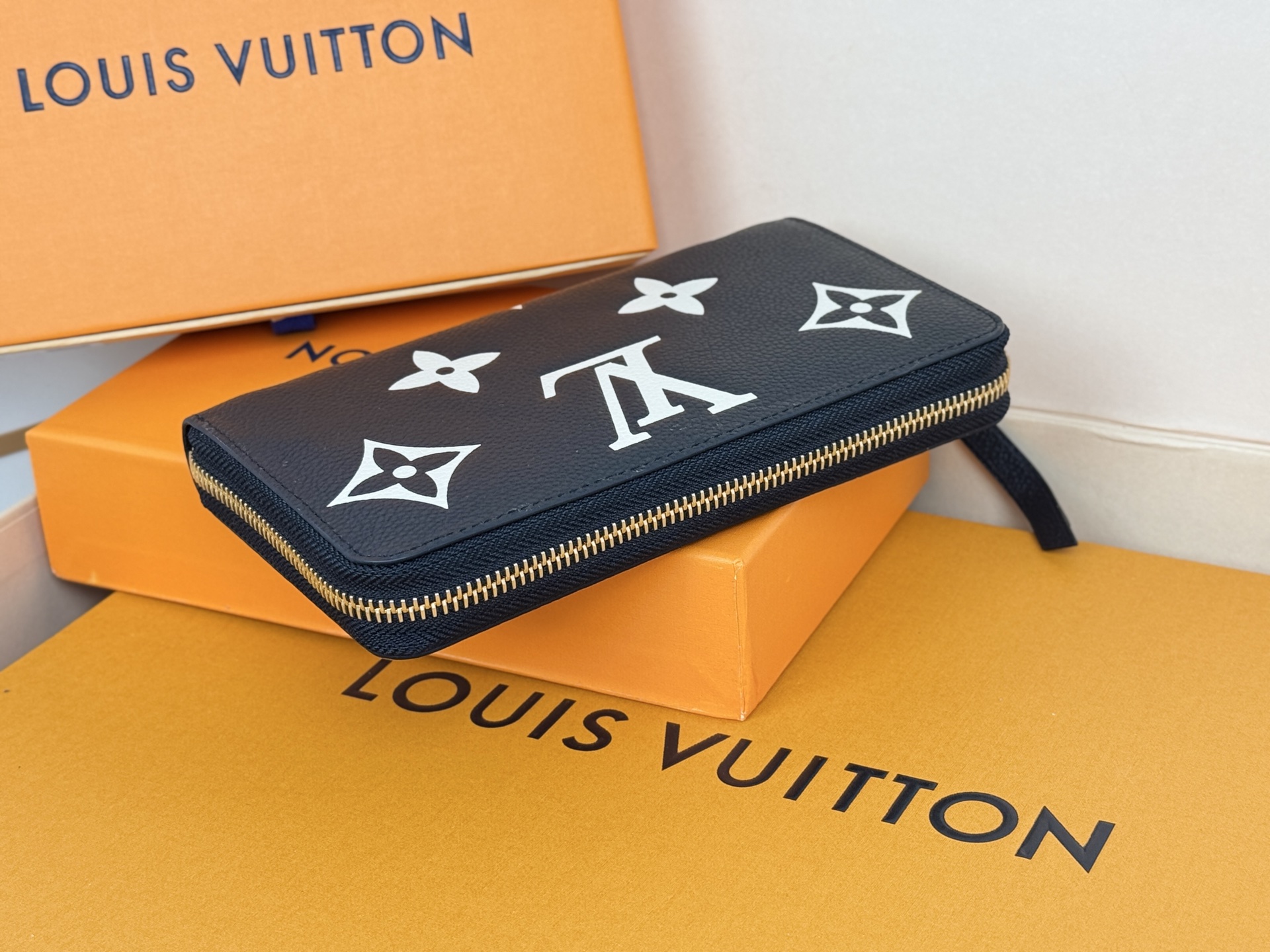 Louis Vuitton M69794黑色-两种颜色的单克安卓皮革制作的“吉比钱包” 在车颈水合物上进行压花加工和印刷