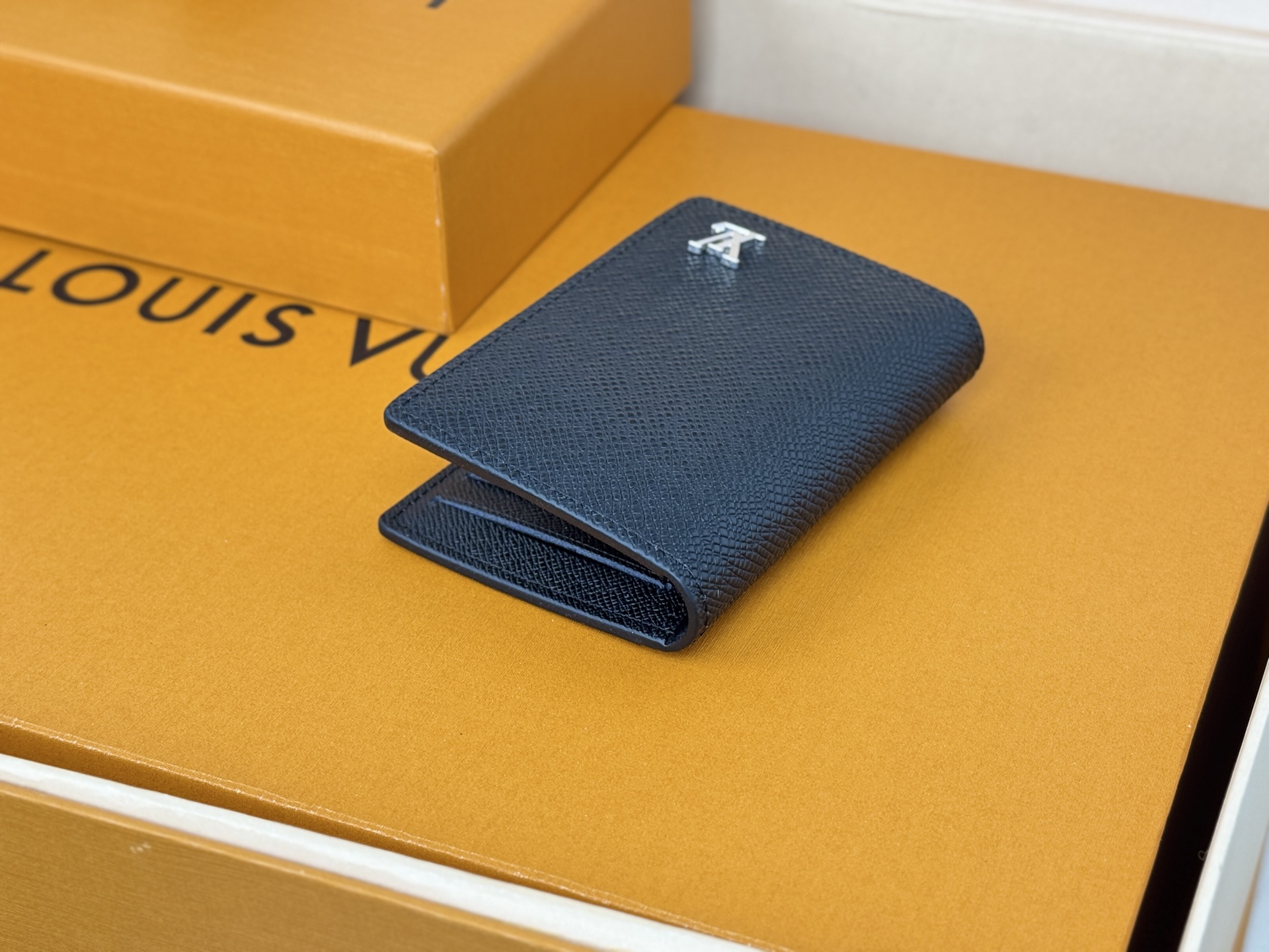 Louis Vuitton M30283十字纹黑带银扣卡片包