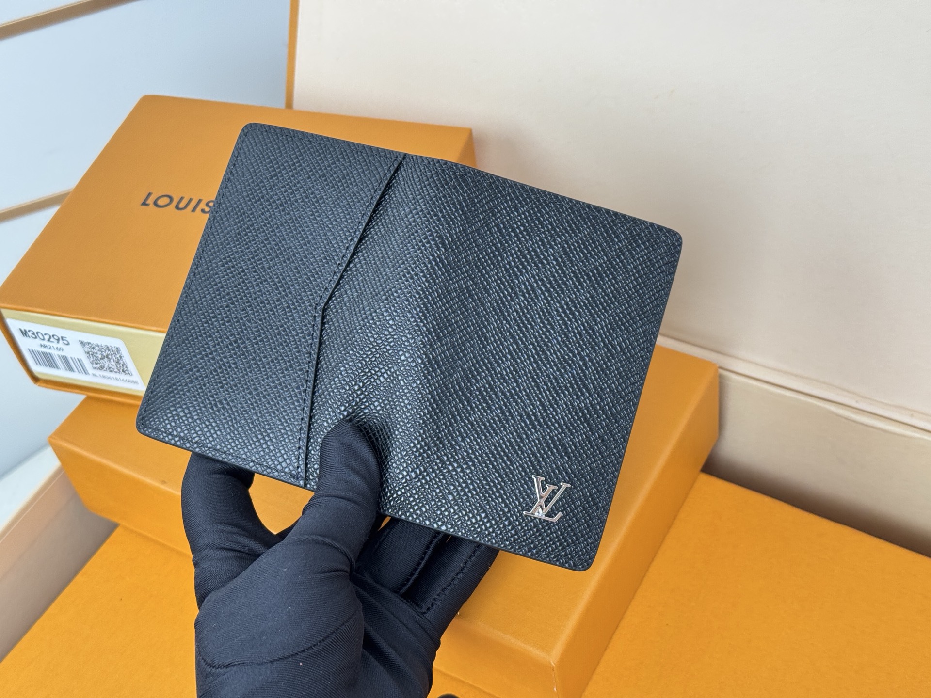 Louis Vuitton M30283十字纹黑带银扣卡片包