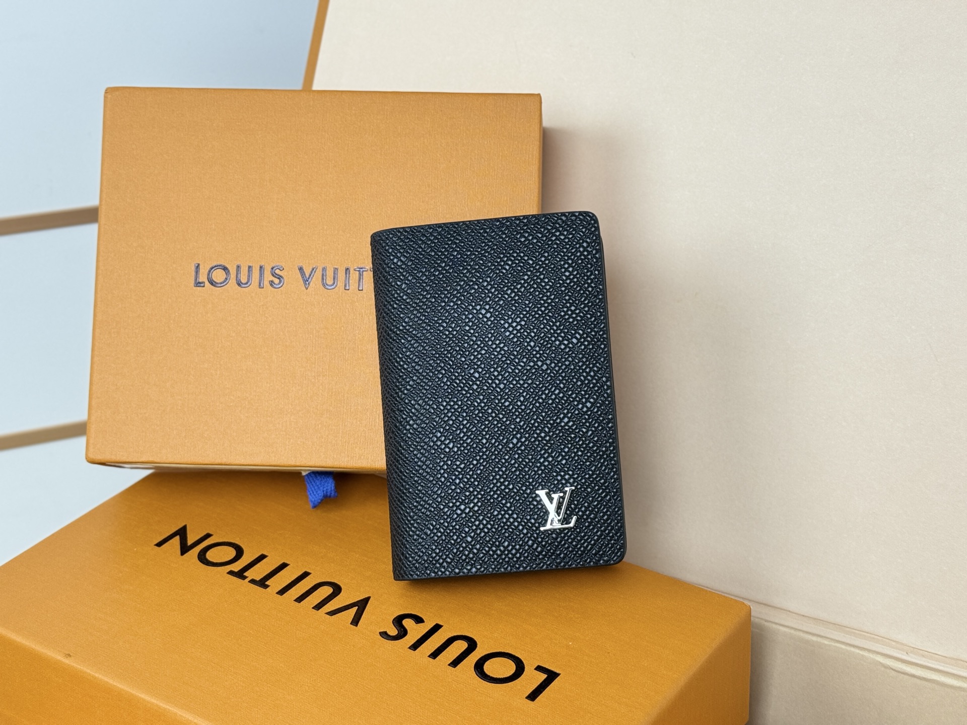 Louis Vuitton M30283十字纹黑带银扣卡片包