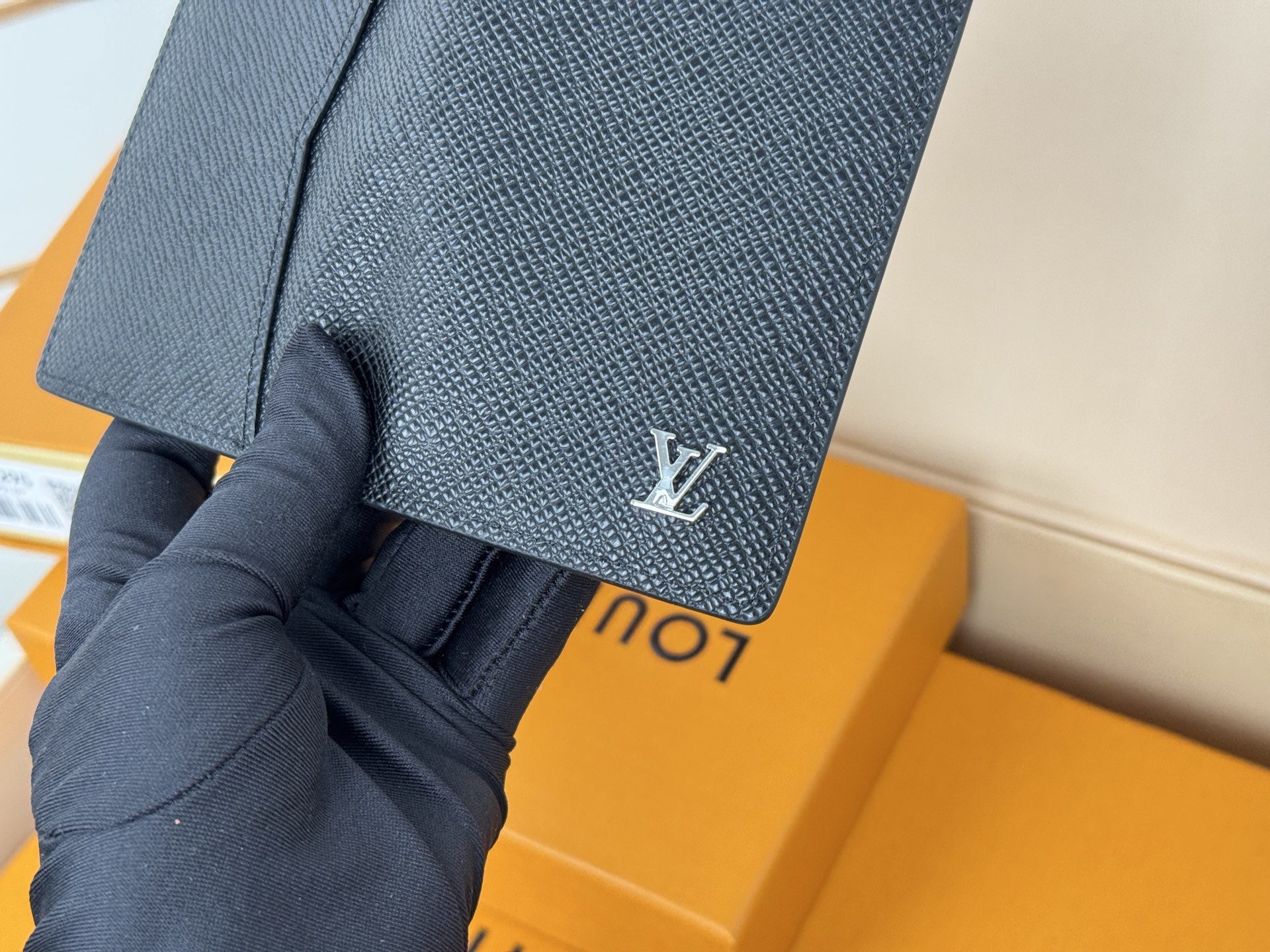 Louis Vuitton M30283十字纹黑带银扣卡片包