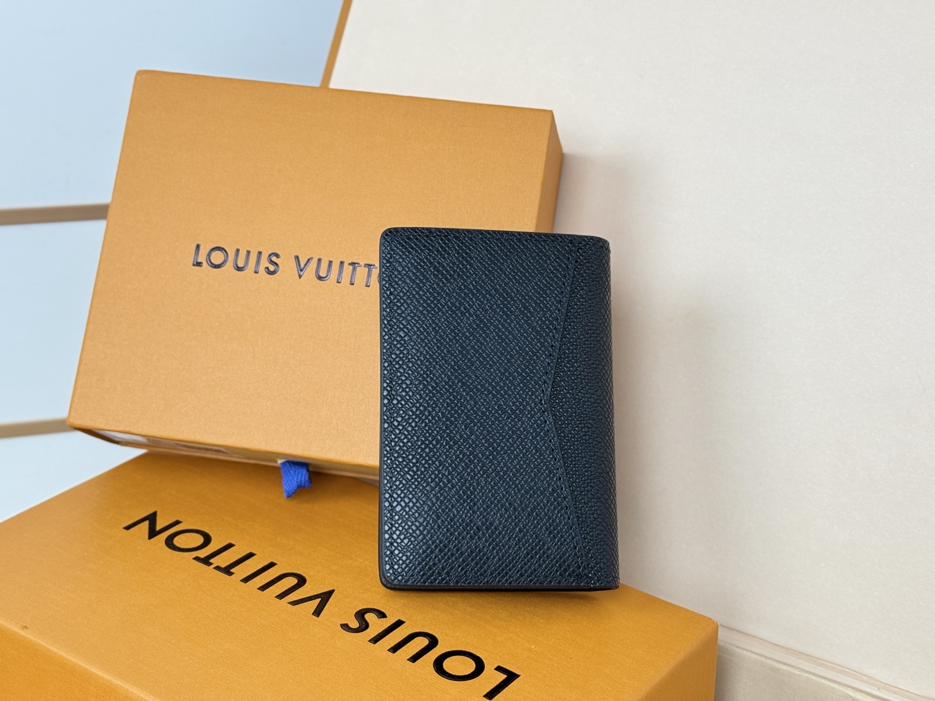 Louis Vuitton M30283十字纹黑带银扣卡片包