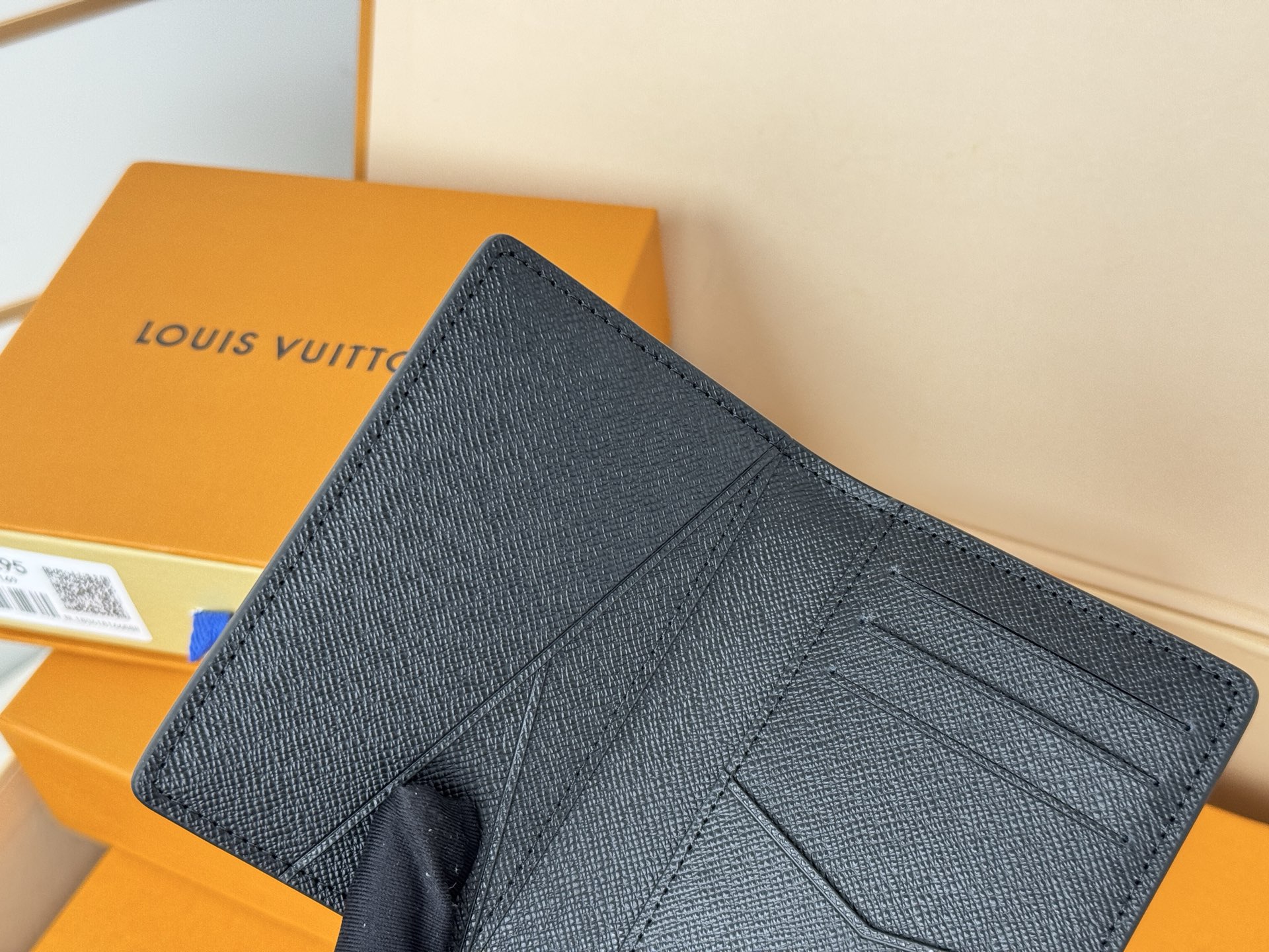 Louis Vuitton M30283十字纹黑带银扣卡片包
