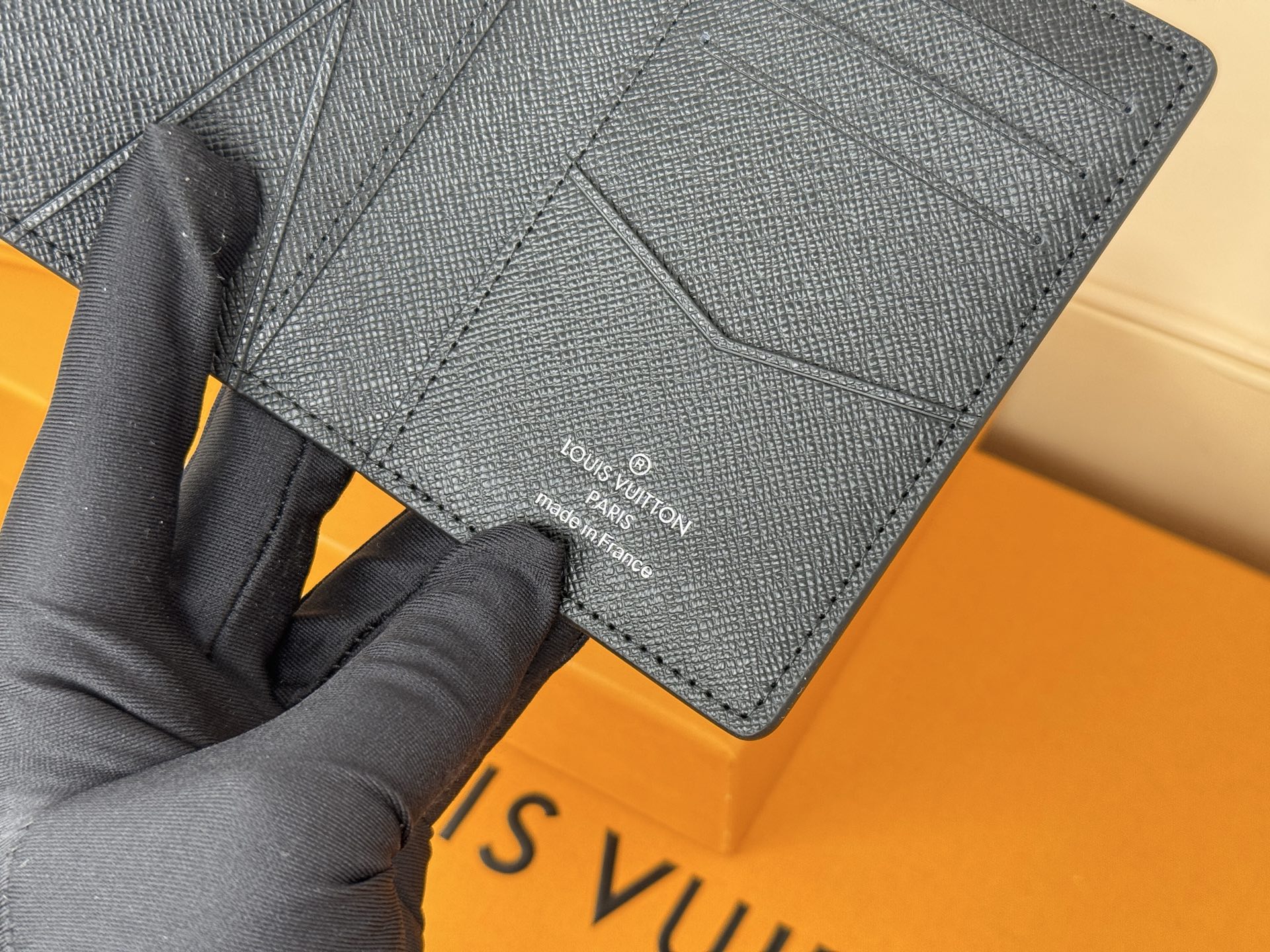 Louis Vuitton M30283十字纹黑带银扣卡片包
