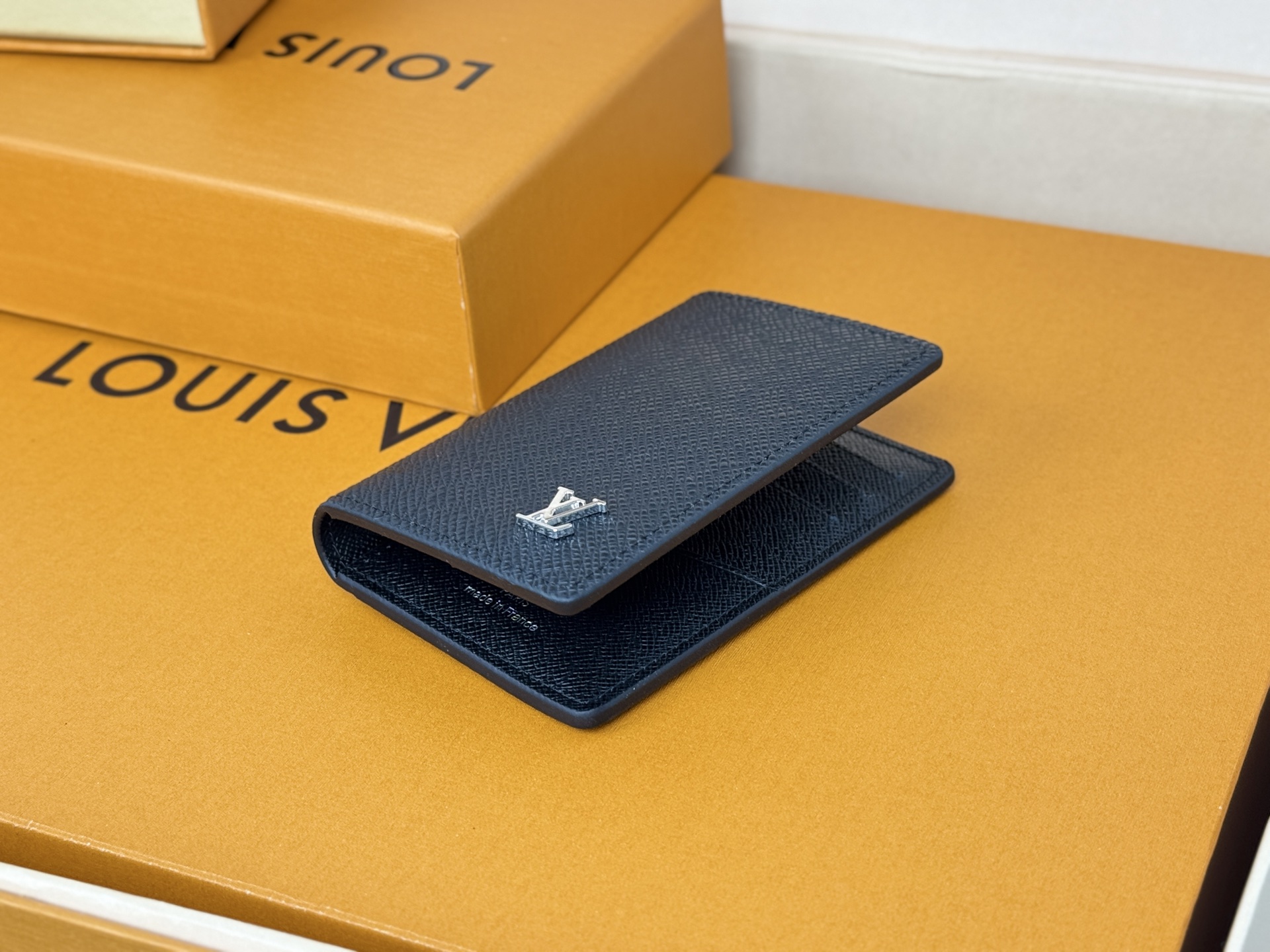Louis Vuitton M30283十字纹黑带银扣卡片包